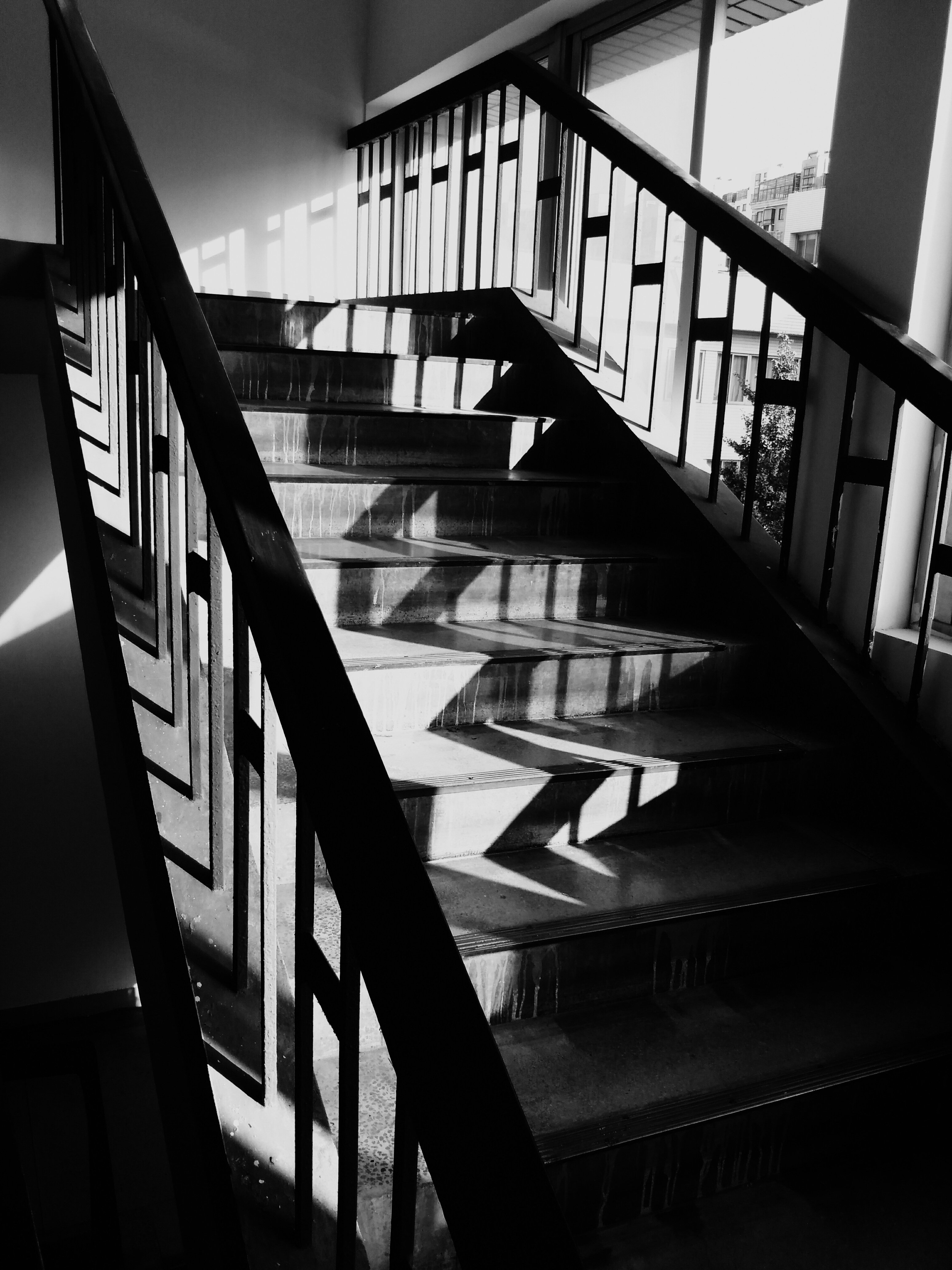 Референс лестница. Черно белая лестница. Темная лестница. Лестница бело черная. Лестница темно белая.