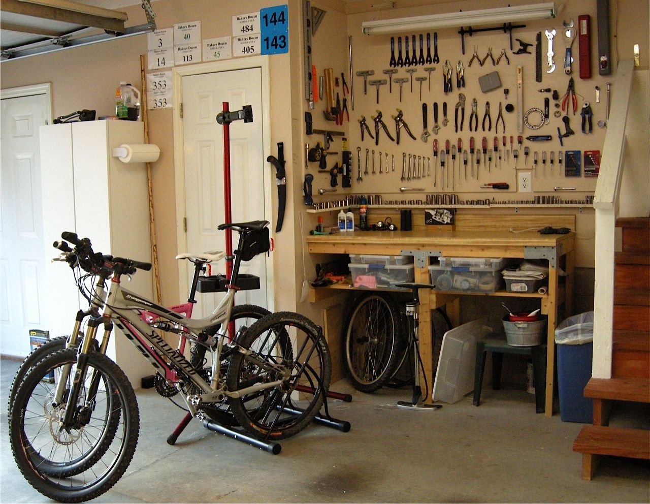 Home made shop. Мастерская велосипедов. Ремонтная мастерская велосипедов. Велосипед в мастерской. Мастерскую для велосипеда.
