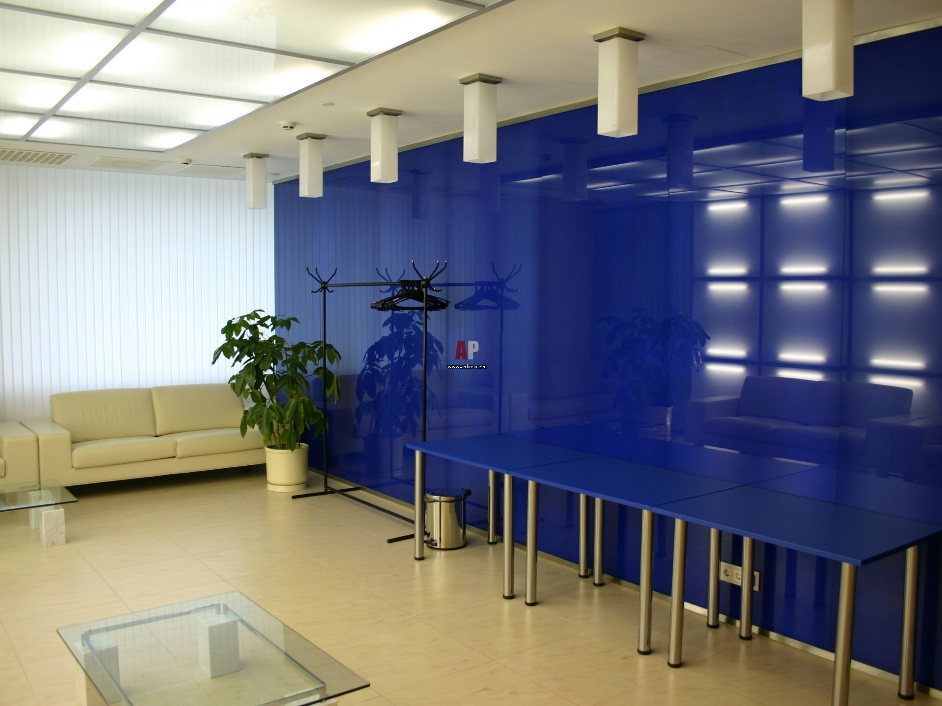 Hall office краска. Интерьер офиса. Синее стекло в интерьере. Офис помещение. Холл офиса.