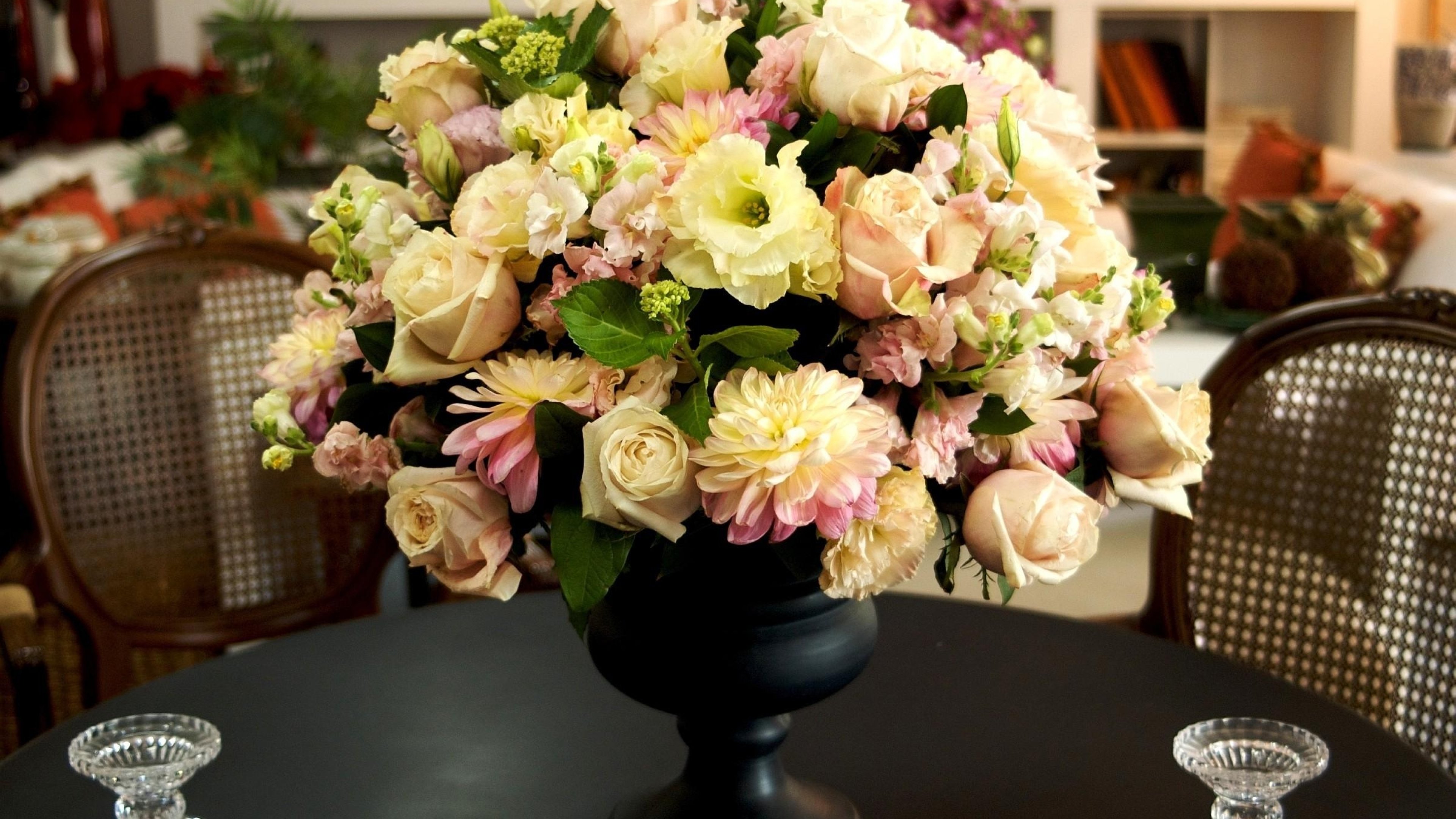 Свежие розы в вазе. Бидермейер букет. Цветочные композиции в интерьере. Букет "изысканный".