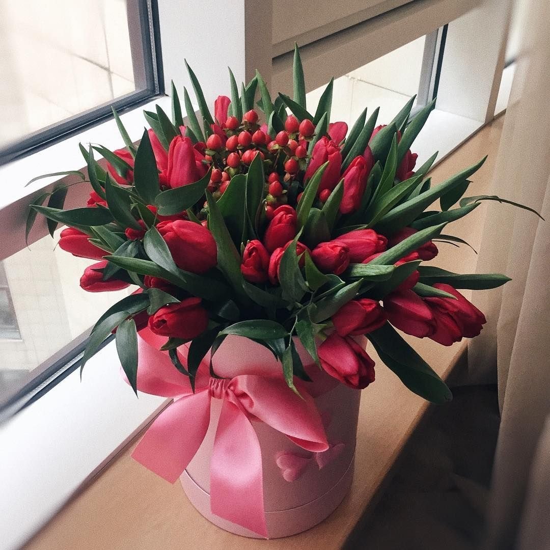 Букет цветов на столе в офисе