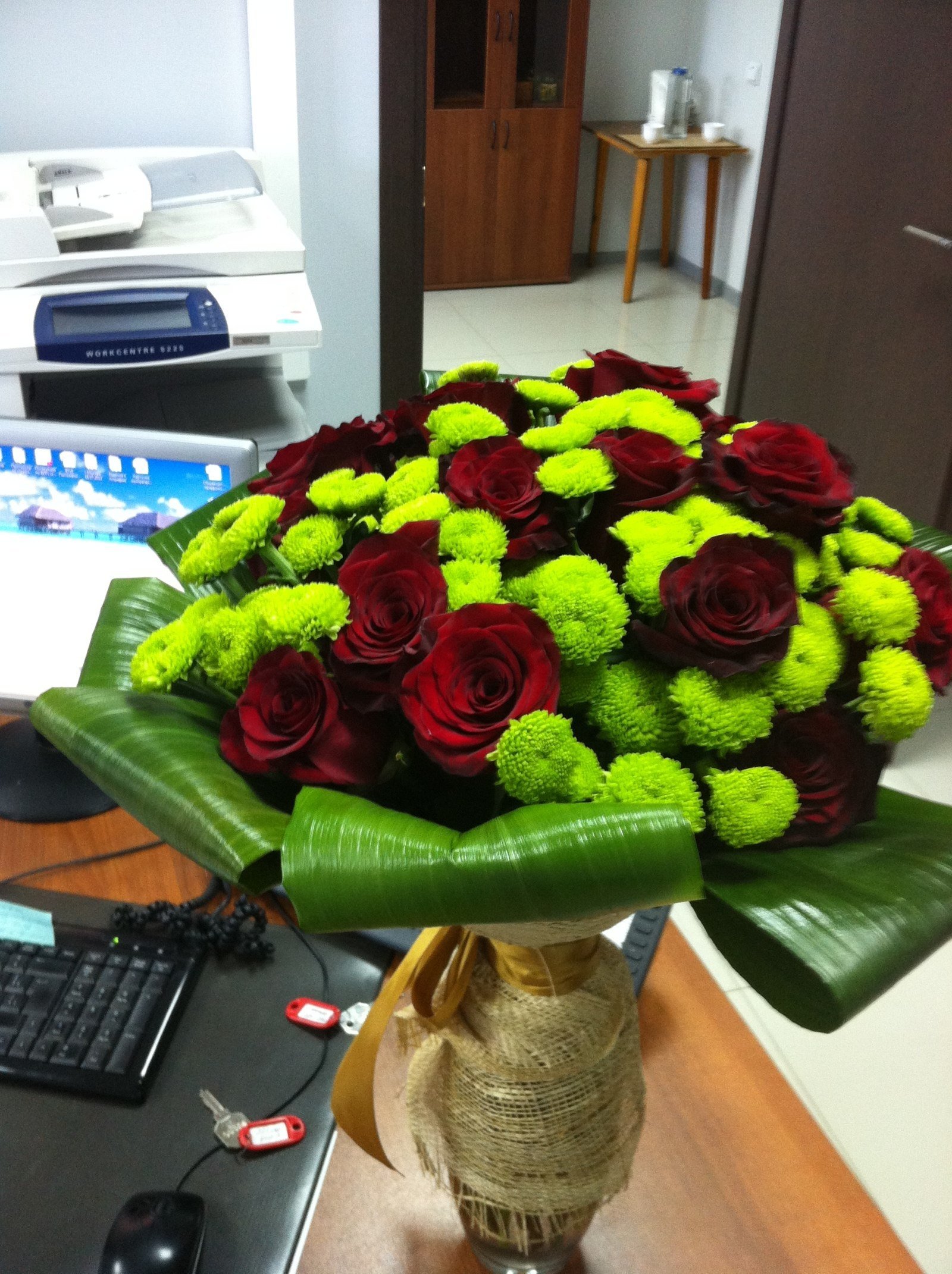 Букет цветов на столе в офисе - 60 фото