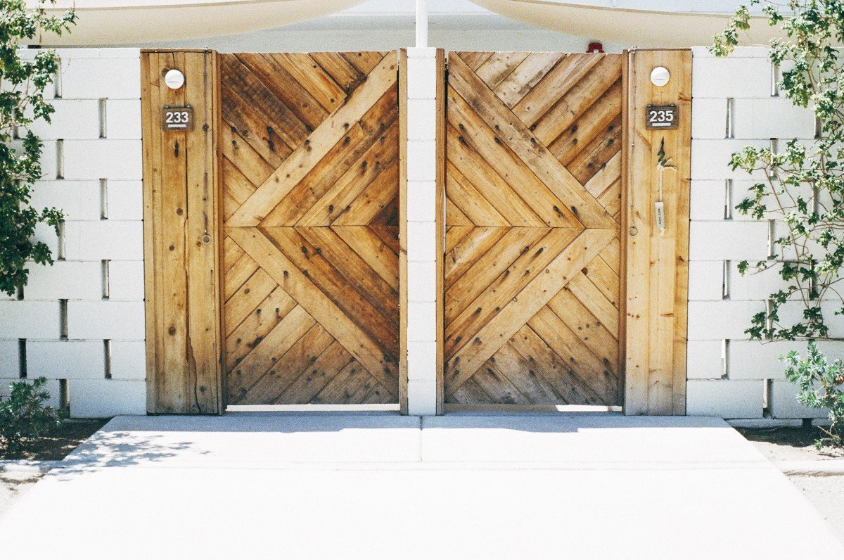 Гаражные ворота деревянные своими руками (40 фото)