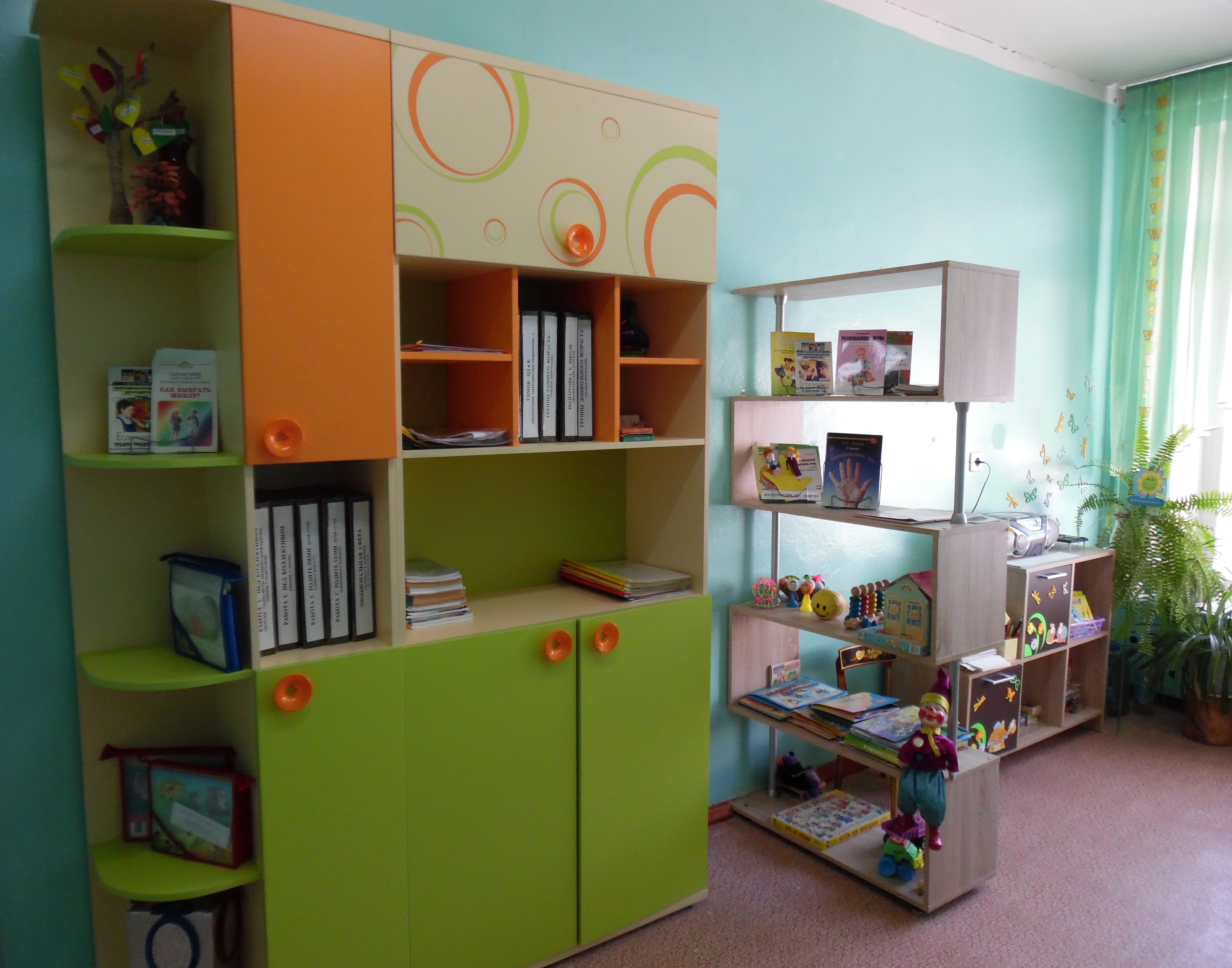 Логопед мебель. Мебель для детского сада. Шкаф для детского сада. Шкаф в кабинет логопеда. Шкафы для логопедического кабинета.