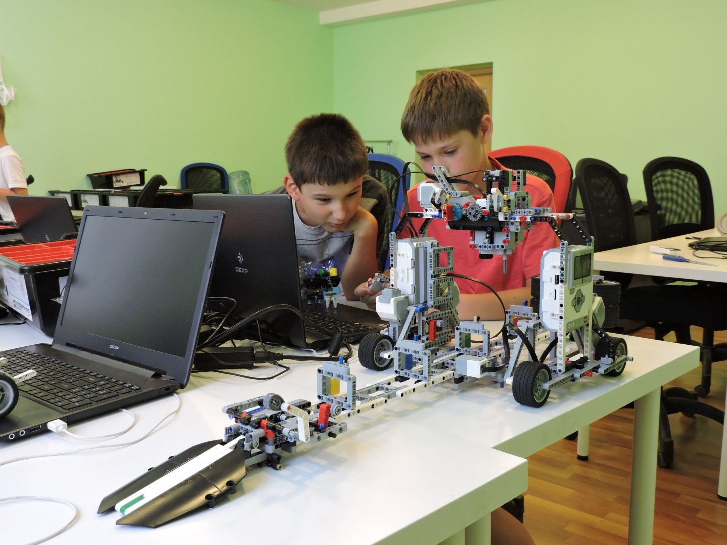 В кружке робототехники занимаются ученики. Робототехника для детей. Робототехника в школе. Урок робототехники. Робототехника для дошкольников.