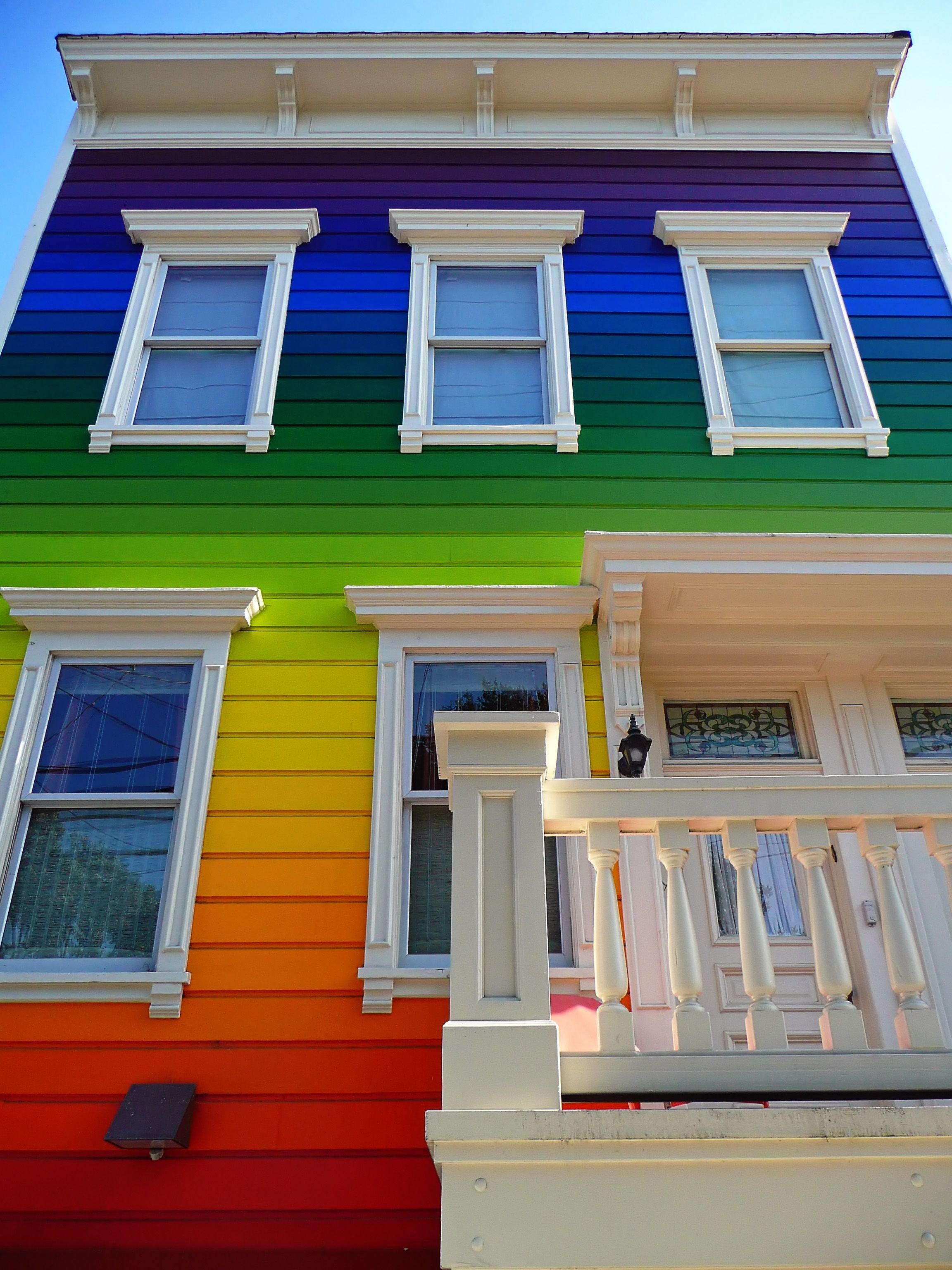 Какой краской красить дом снаружи. Цвета деревянных домов. Цветные деревянные дома. В какой цвет покрасить дом снаружи. Яркие цвета домов.