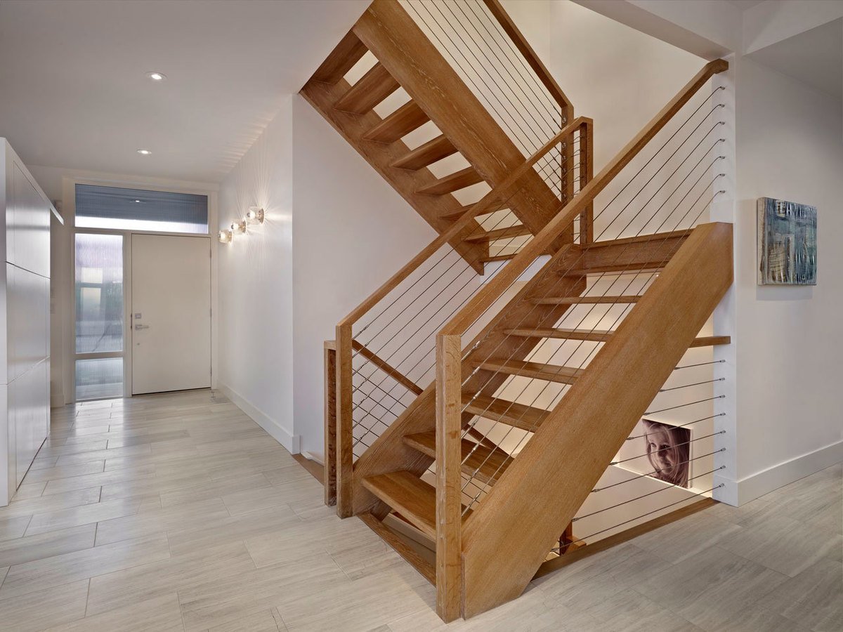 Двухмаршевая деревянная лестница