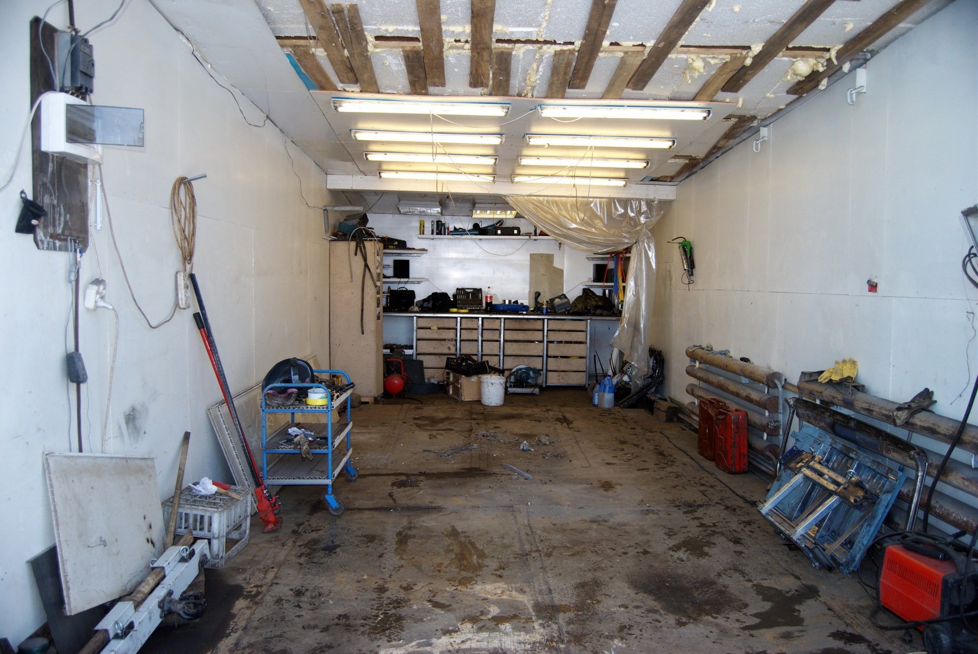 Реконструкция гаража. Гараж для авторемонта. Автомастерская в гараже. Гараж внутри. Интерьер автосервиса в гараже.