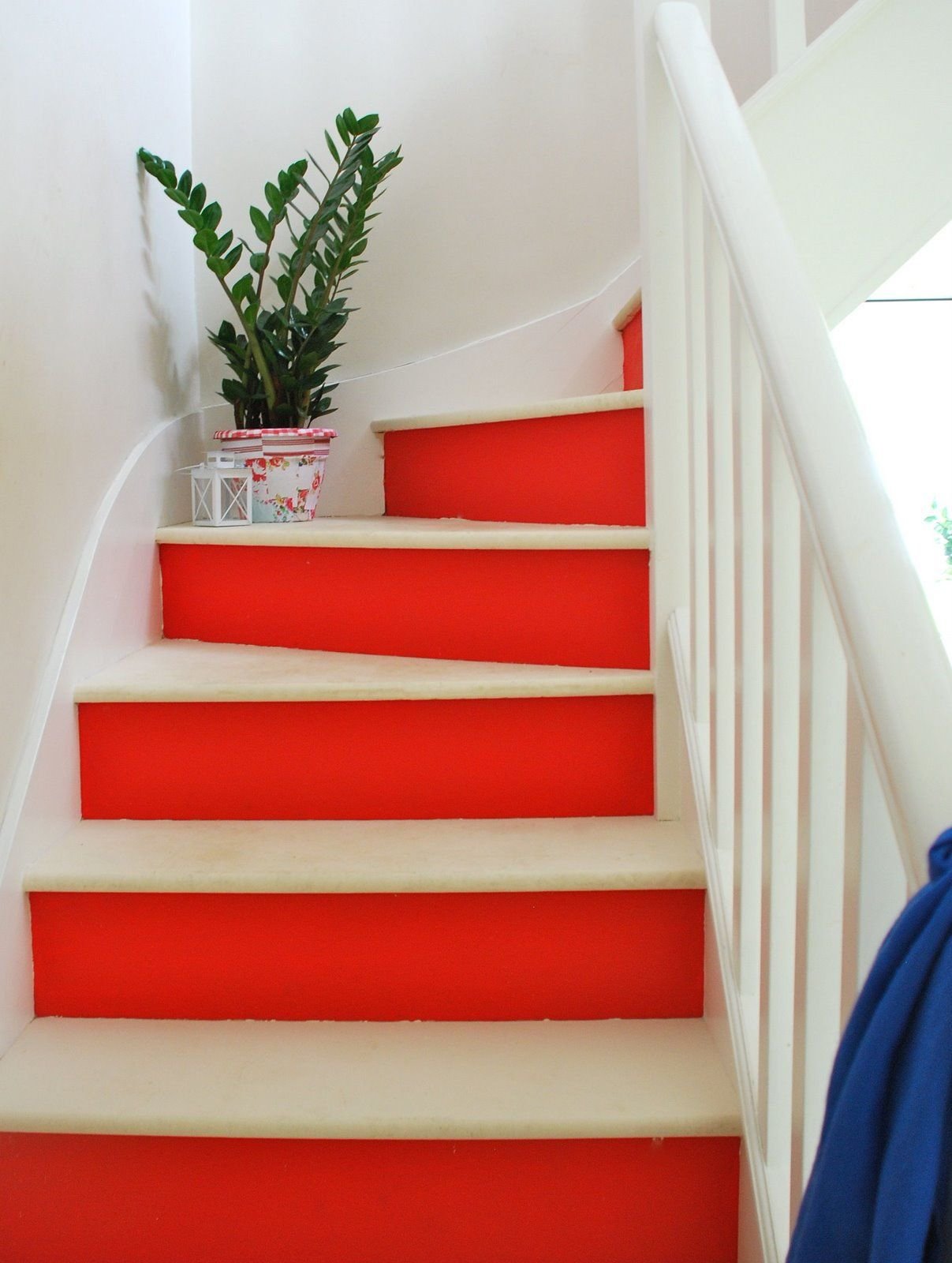 Красные ступеньки. Лестница. Крашеная деревянная лестница. Покрасить лестницу деревянную. Варианты покраски лестницы.