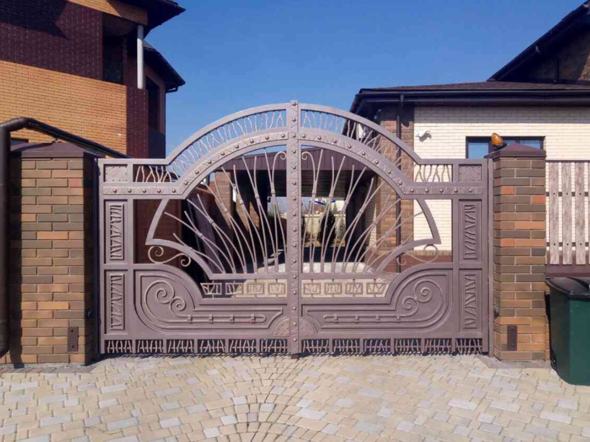 Забор и ворота для частного дома фото. Полукруглые ворота. Забор входная группа. Кованые ворота с аркой. Входная группа ворота и калитка.
