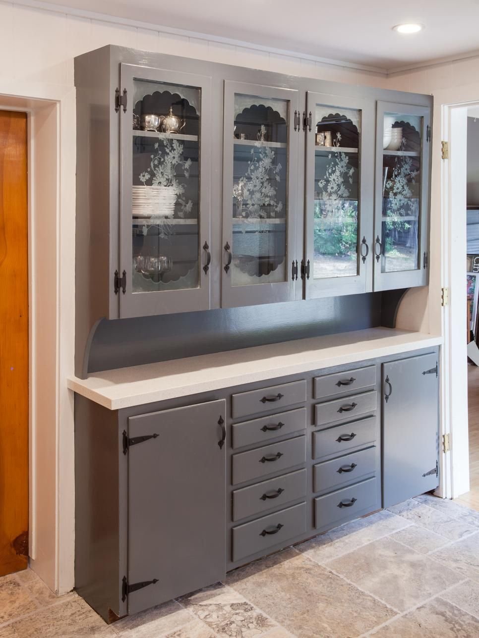 Кухонный шкаф со стеклом