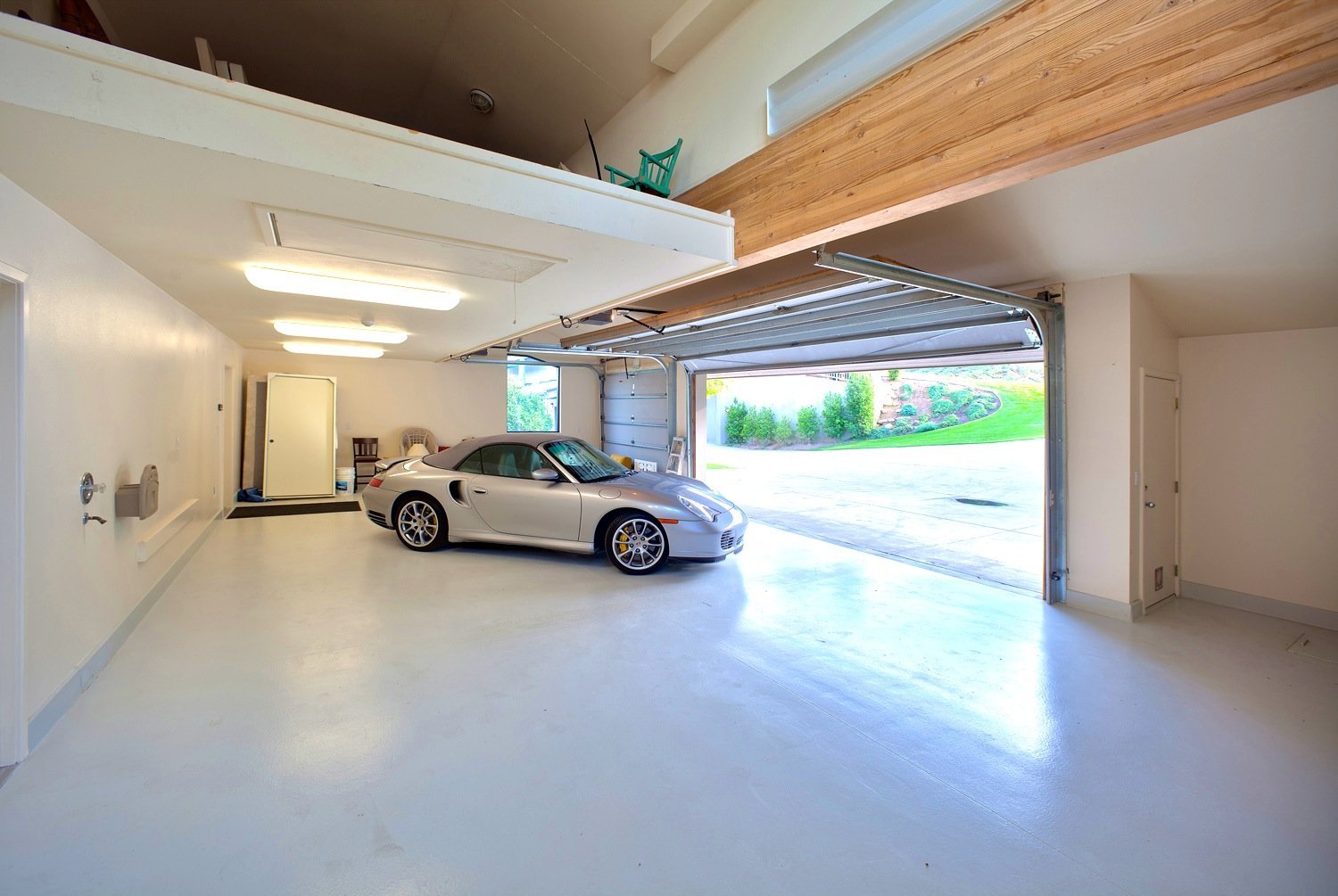 Красивые гаражи внутри. Красивый гараж. Красивый гараж внутри. Красивый интерьер гаража. Современная отделка гаража.