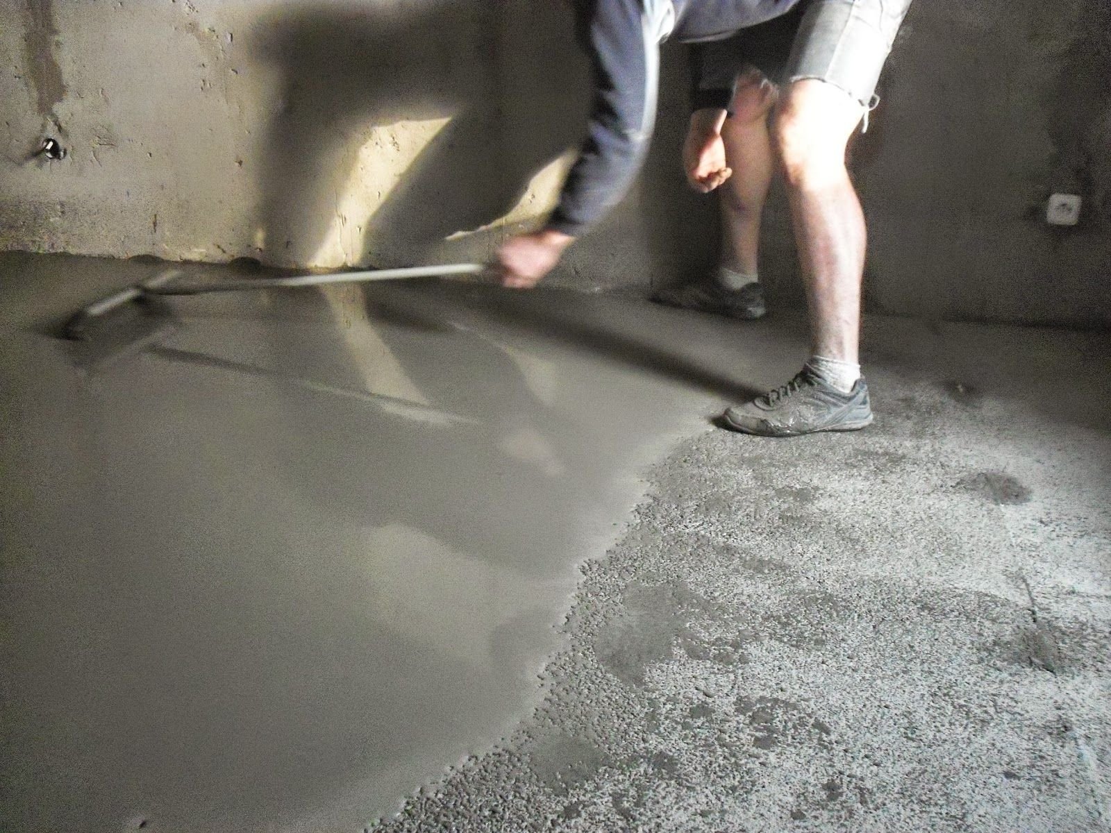 Нужно ли заливать пол. Выравнивающая цементно-Песчаная стяжка. Цементно-Песчаная стяжка пола трещины. Унбетформ стяжка для пола. Заливка бетонной стяжки.