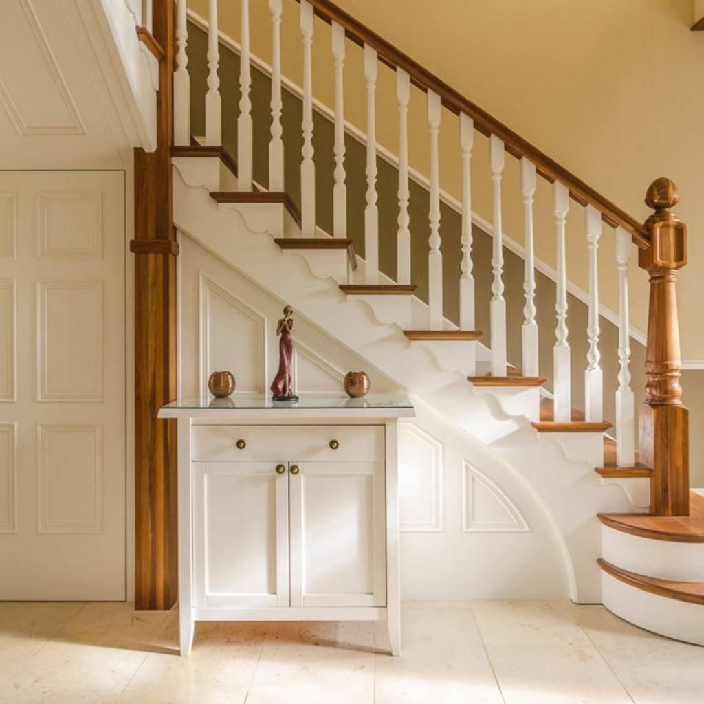 Отделка деревянной лестницы в частном доме