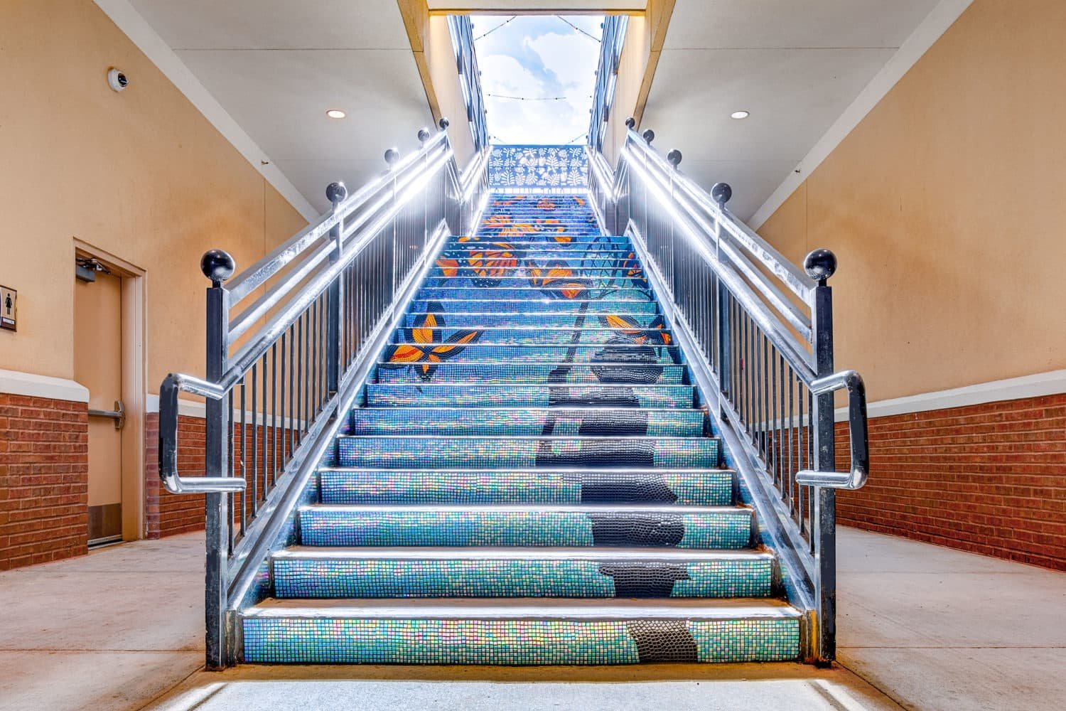 Морская лестница. Цветная лестница. Мозаика на лестнице. Оформление лестницы. Мозаика на лестнице в частном доме.