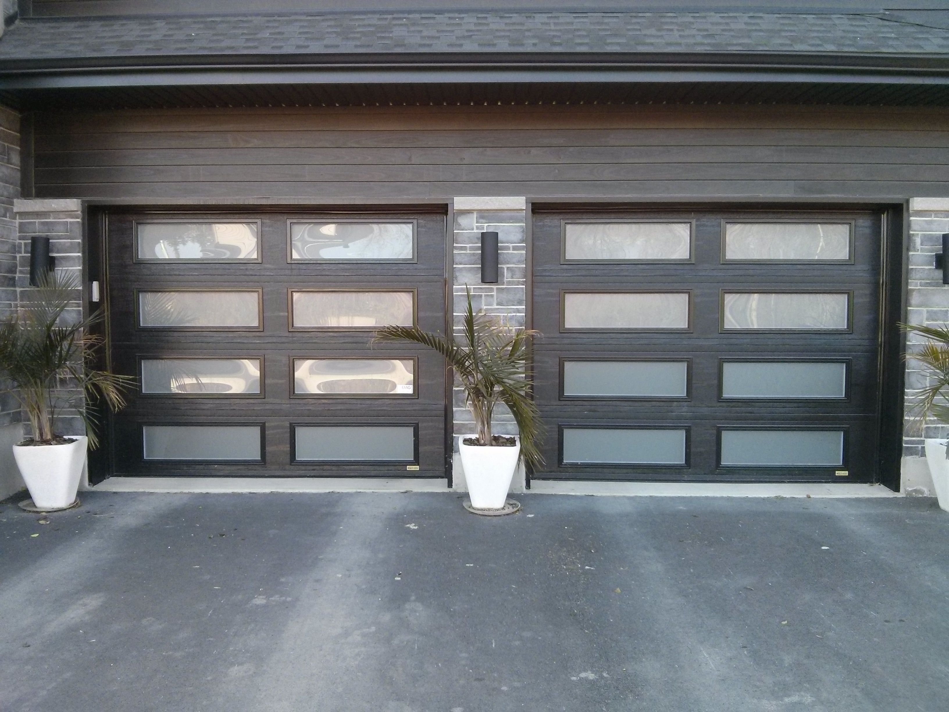 Двери в гараж. Гаражные распашные ворота Ryterna. Гаражные ворота в американском стиле. Дверь в гараж. Гаражные ворота в Америке.