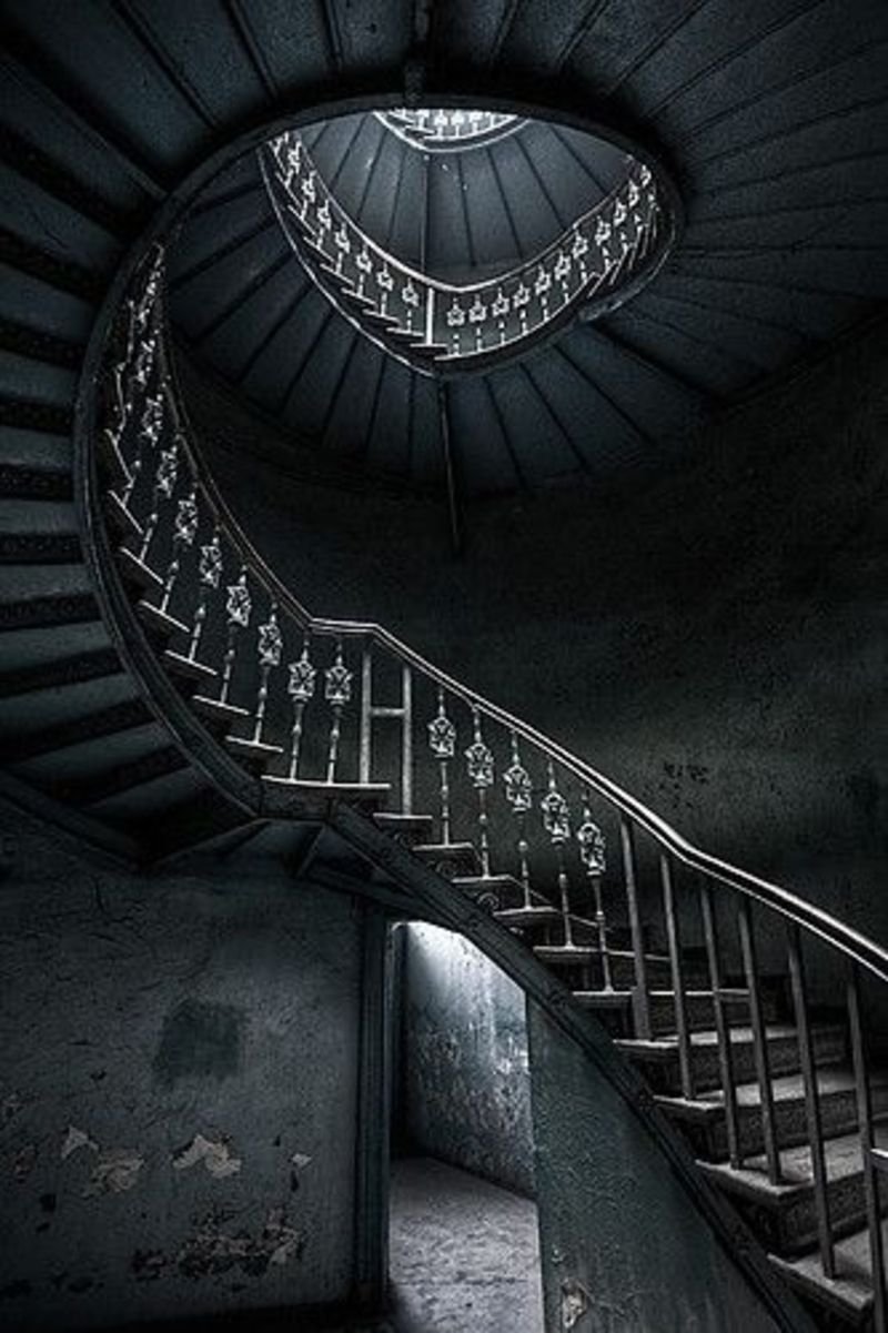 Ужасны лестницы. Винтовая лестница в замке. Старинная винтовая лестница. Готическая винтовая лестница. Древние винтовые лестницы.