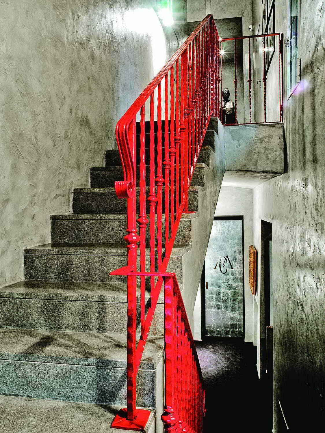 Красные ступеньки. Лестница лофт. Необычные металлические лестницы. Лестница в стиле лофт. Креативные перила.