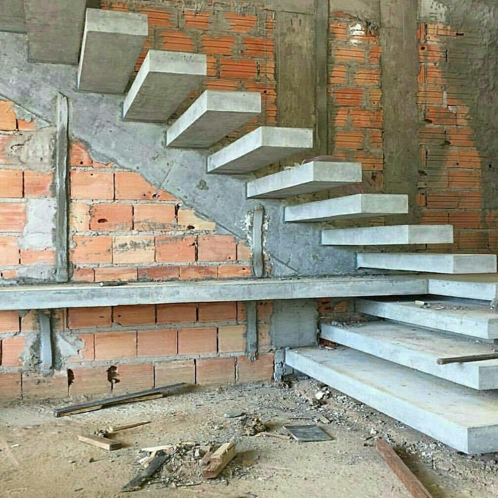 Лестница на второй этаж из бетона
