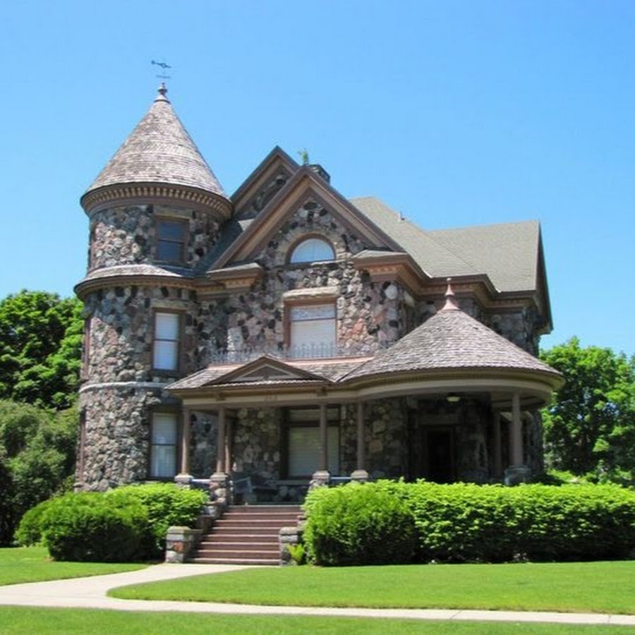 Great house. Английский особняк Викторианский стиль озеро. Каменные особняки бордо. Викторианская архитектура каменная. Стиль Фейхтвангер архитектура особняк-замок.