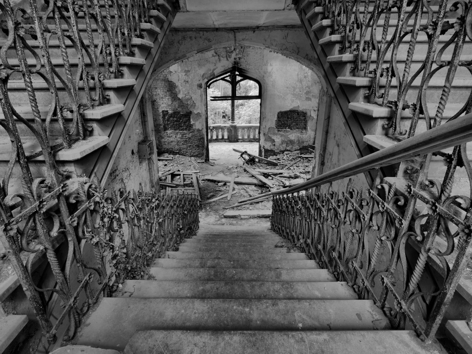 Разрушенный подъезд. Красивые лестницы. Старинная лестница. Разрушенная лестница. Древняя лестница.