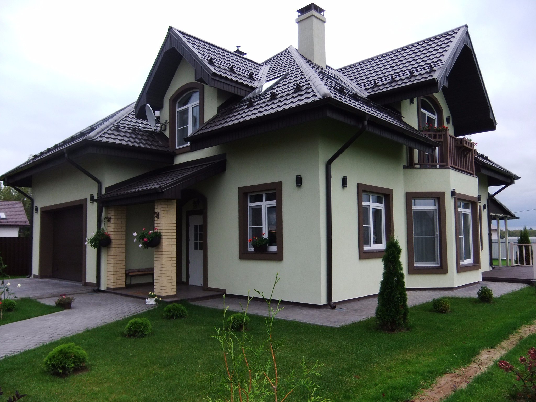 Серый фасад дома и коричневая крыша (40 фото)