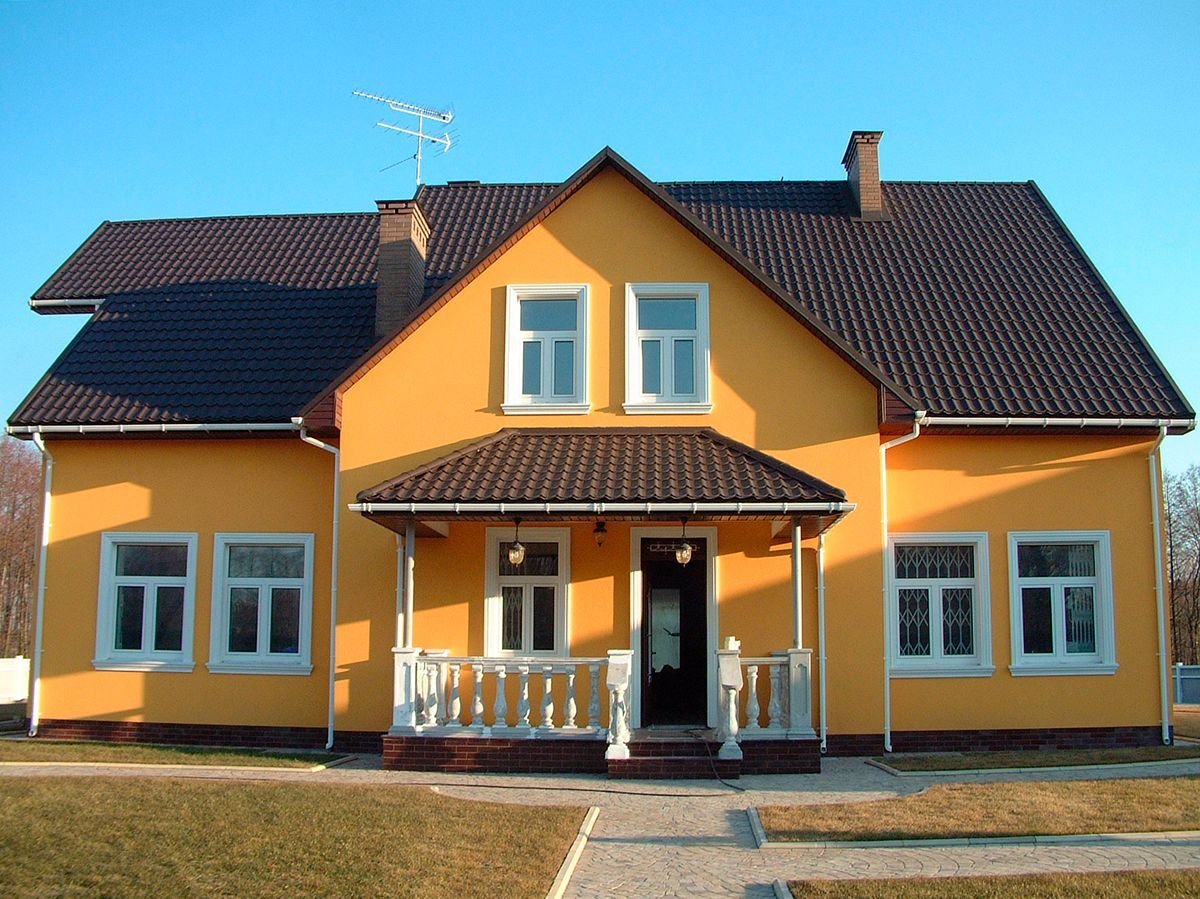 Цвет фасада дома с коричневой крышей