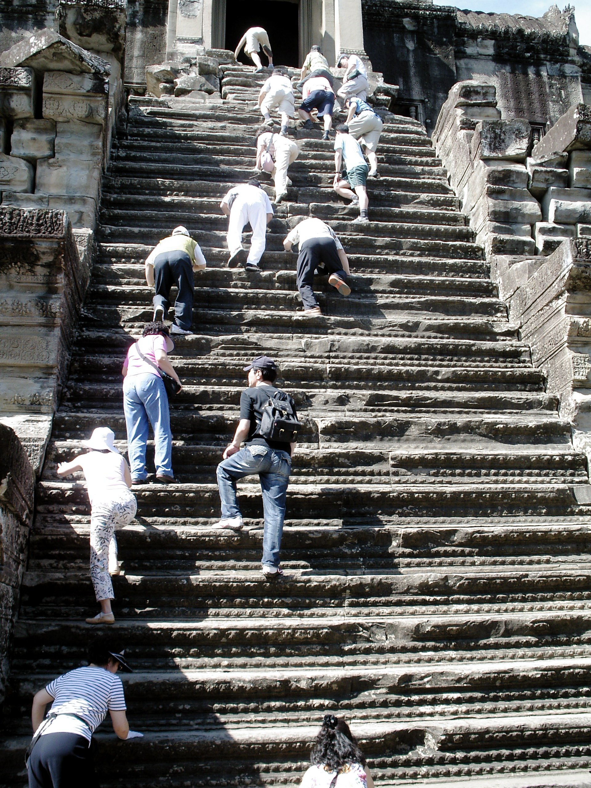 Ступени человеческого века. Ангкор ват ступени. Лестницы храмов Ангкор ват. Ступени храма Ангкор ват в Камбодже. Лестница в храм Китай.