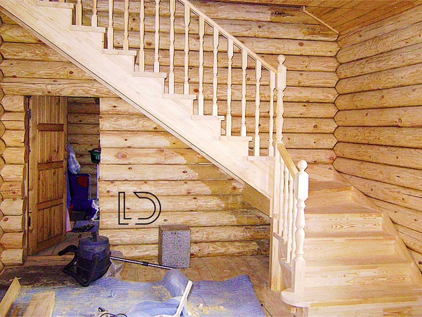 Второй этаж видео. Лестница деревянная. Лестница в деревяномдоме. Деревянная лестница в деревянном доме. Деревянная лестница в срубе.