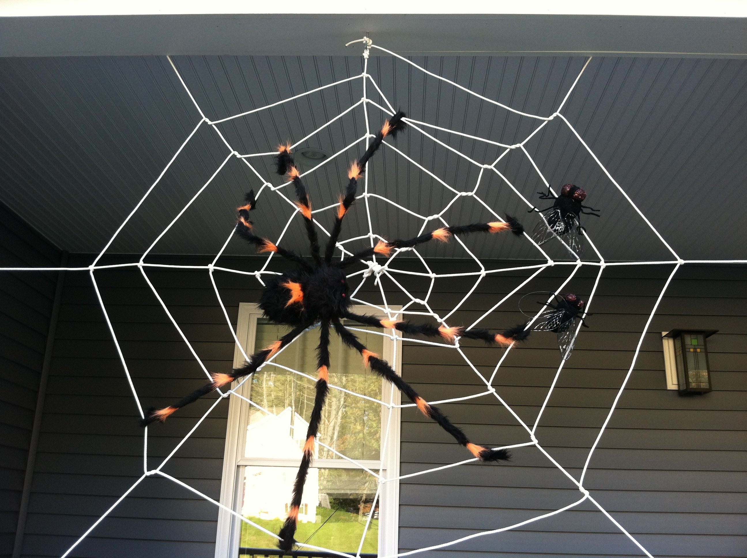 Самодельный паук. Паутина из веревки. Паук на паутине. Паутина для Хэллоуина. Поделка паучок.