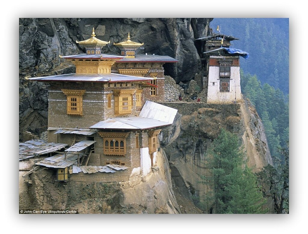 Город на горе в китае. Храм на горе в Китае. Монастырь Хуашань. Горы Хуаншань монастырь. Такцанг-лакханг.