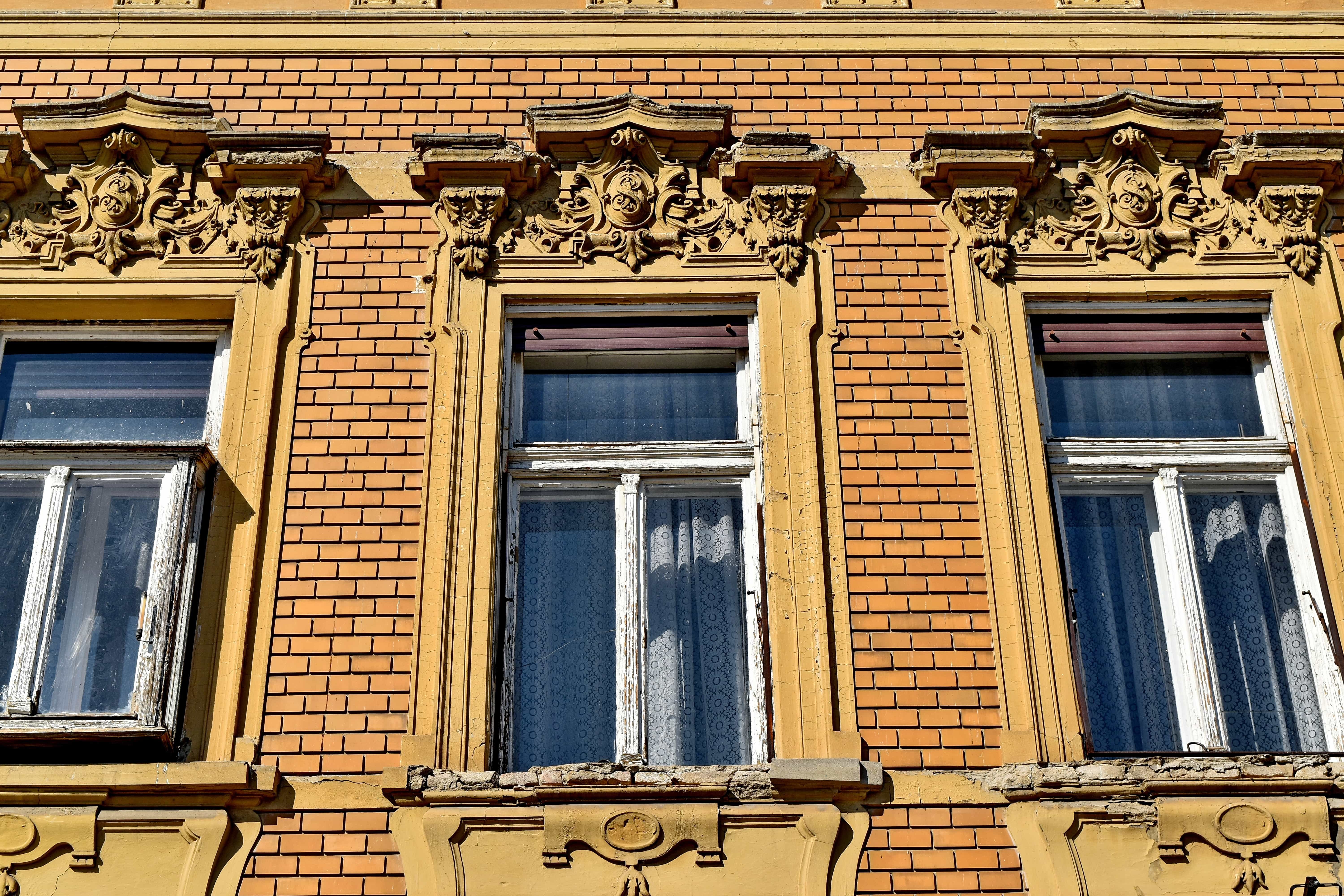 Пластиковые окна в старых домах. Фасад здания сталинский Ампир окно. Окна в сталинке. Дом окон. Окна на фасаде.