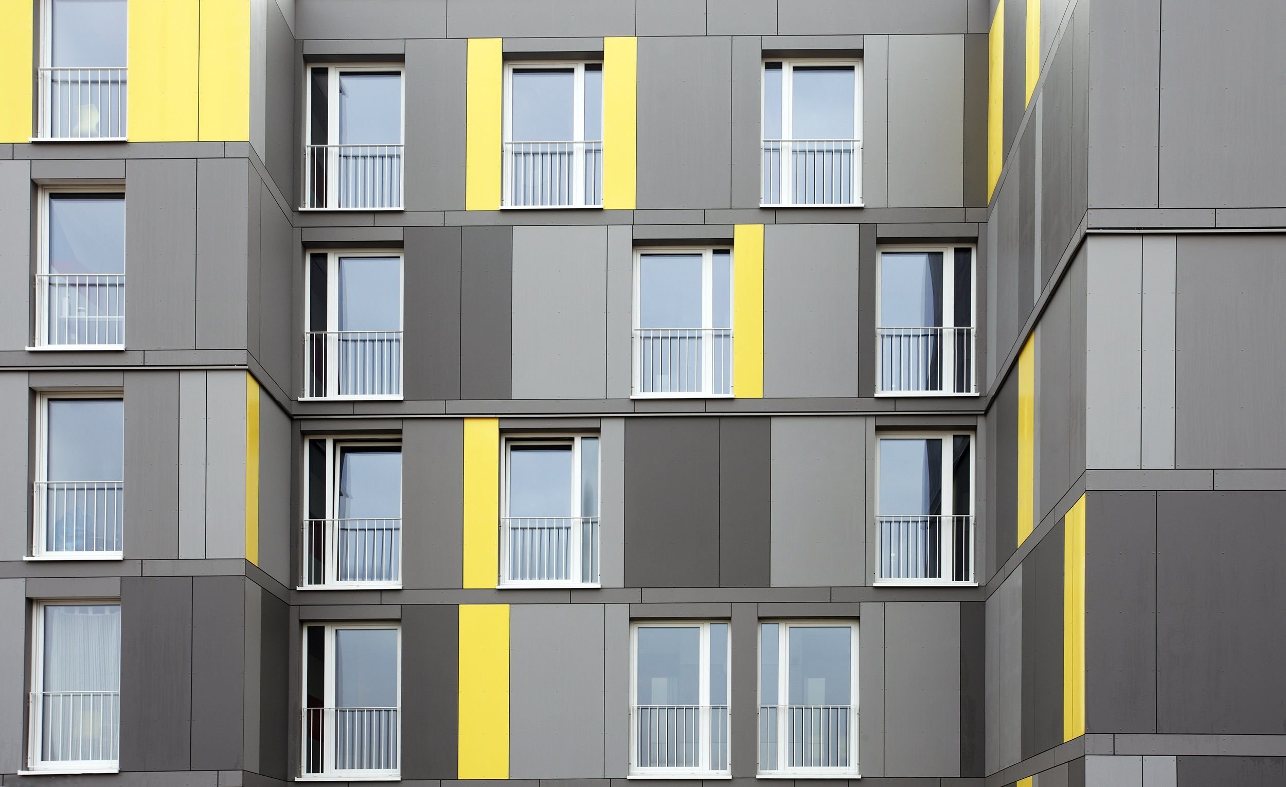 Желто серый дом. Вентилируемый фасад алюкобонд. Фасады многоэтажек. Фасады многоэтажных жилых домов. Цветовое решение фасадов.