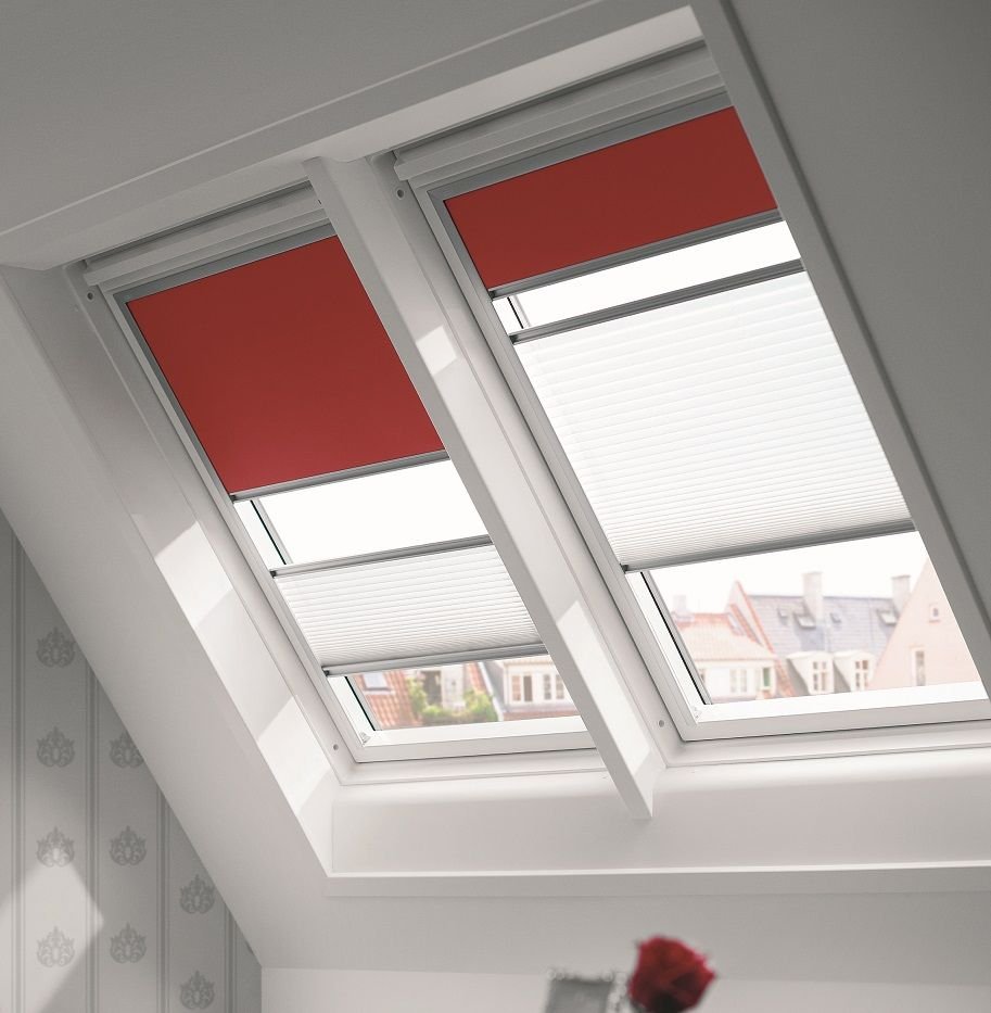 Velux шторы на мансардные. Шторы для мансардных окон Velux. Жалюзи Велюкс мансардные. Жалюзи для Велюкс окон. Рулонные жалюзи на мансардные окна.