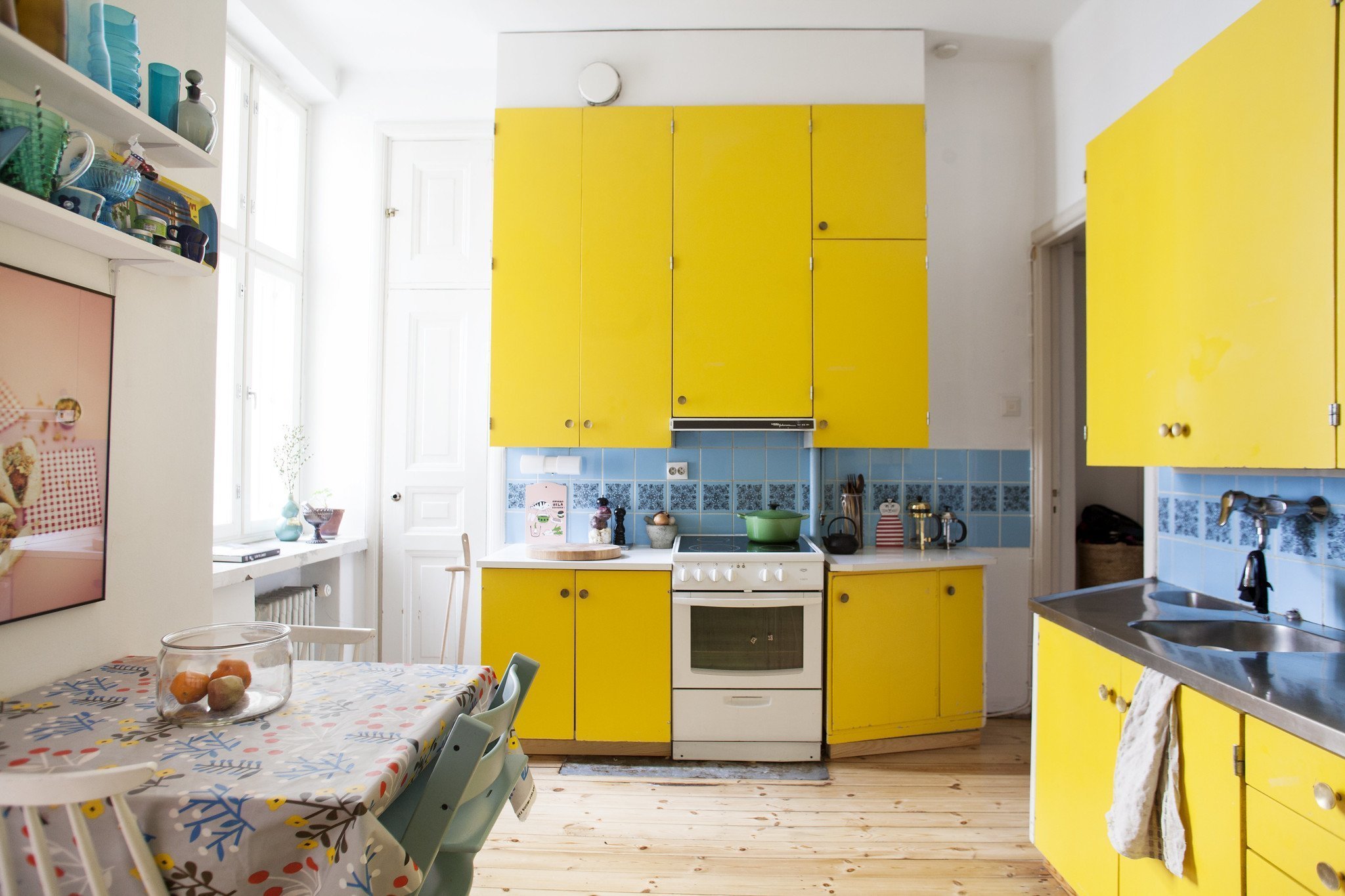 Бело желтая кухня. Лимонная кухня. Кухня лимонного цвета. Желтая кухня в интерьере.