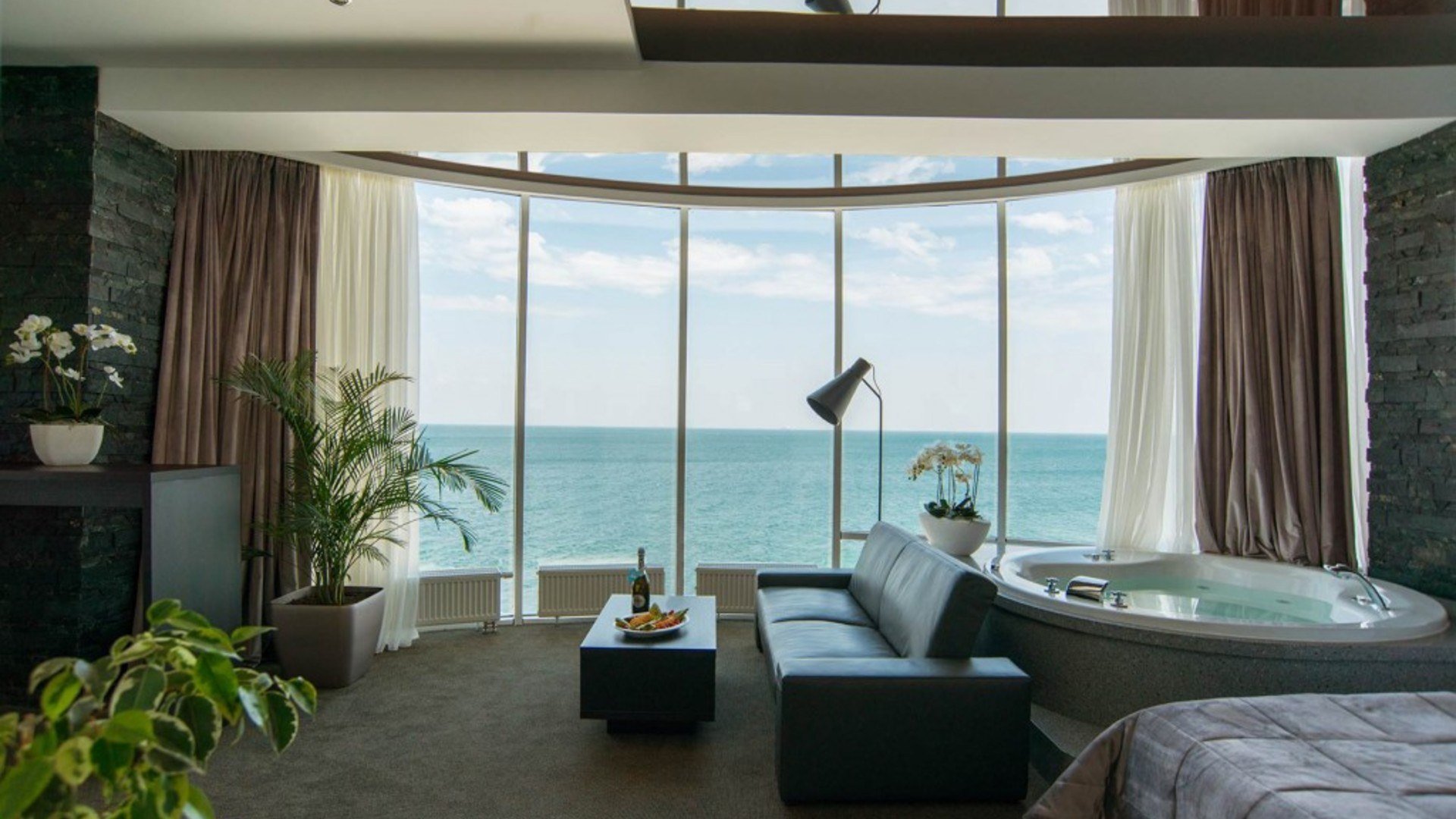 Поиск жилья на море. Отель с панорамным видом на море. Интерьер с видом на море. Море с отелем. Панорамные окна с видом на море.