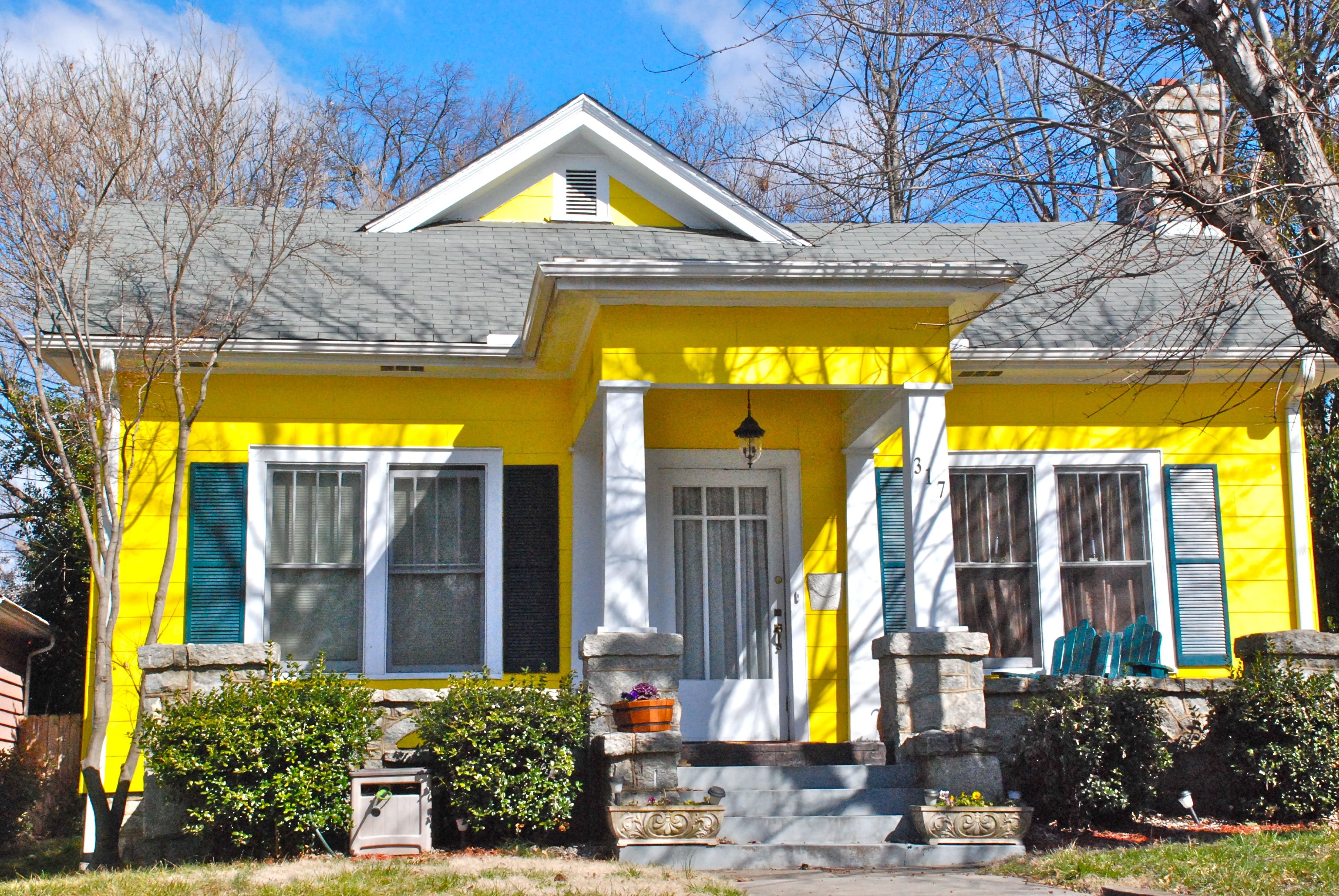 Горчичный дом. Желтый дом. Желтый фасад. Дом с желтым фасадом. Желтый дачный домик.