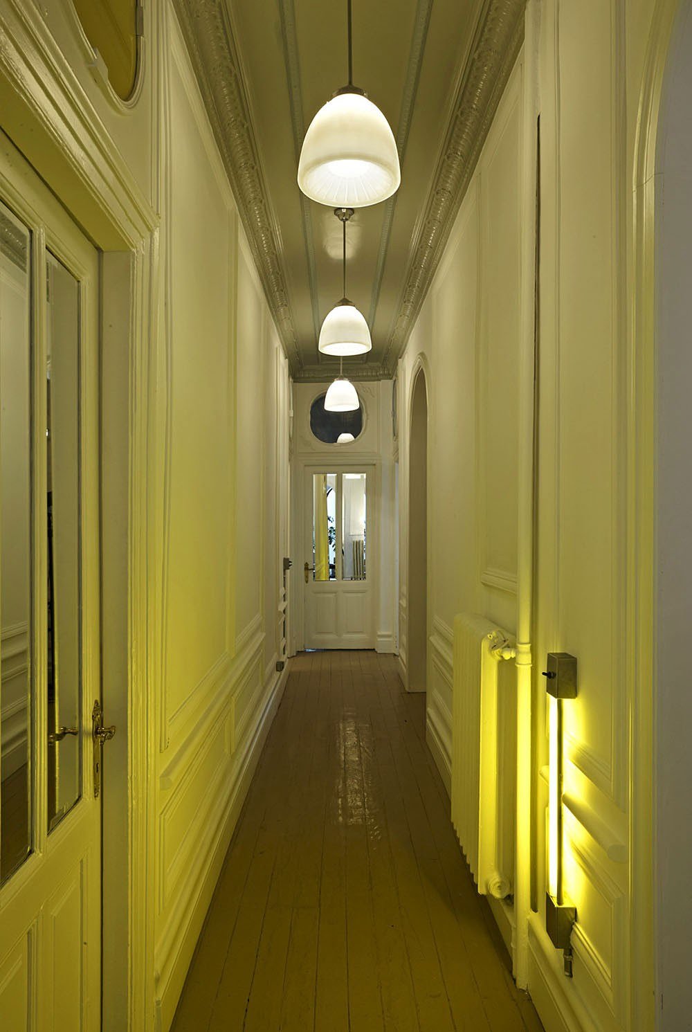 Поставь свет в коридоре. Освещение в коридоре. Светильники в коридор. Освещение в узком коридоре. Освещение узкого коридора в квартире.