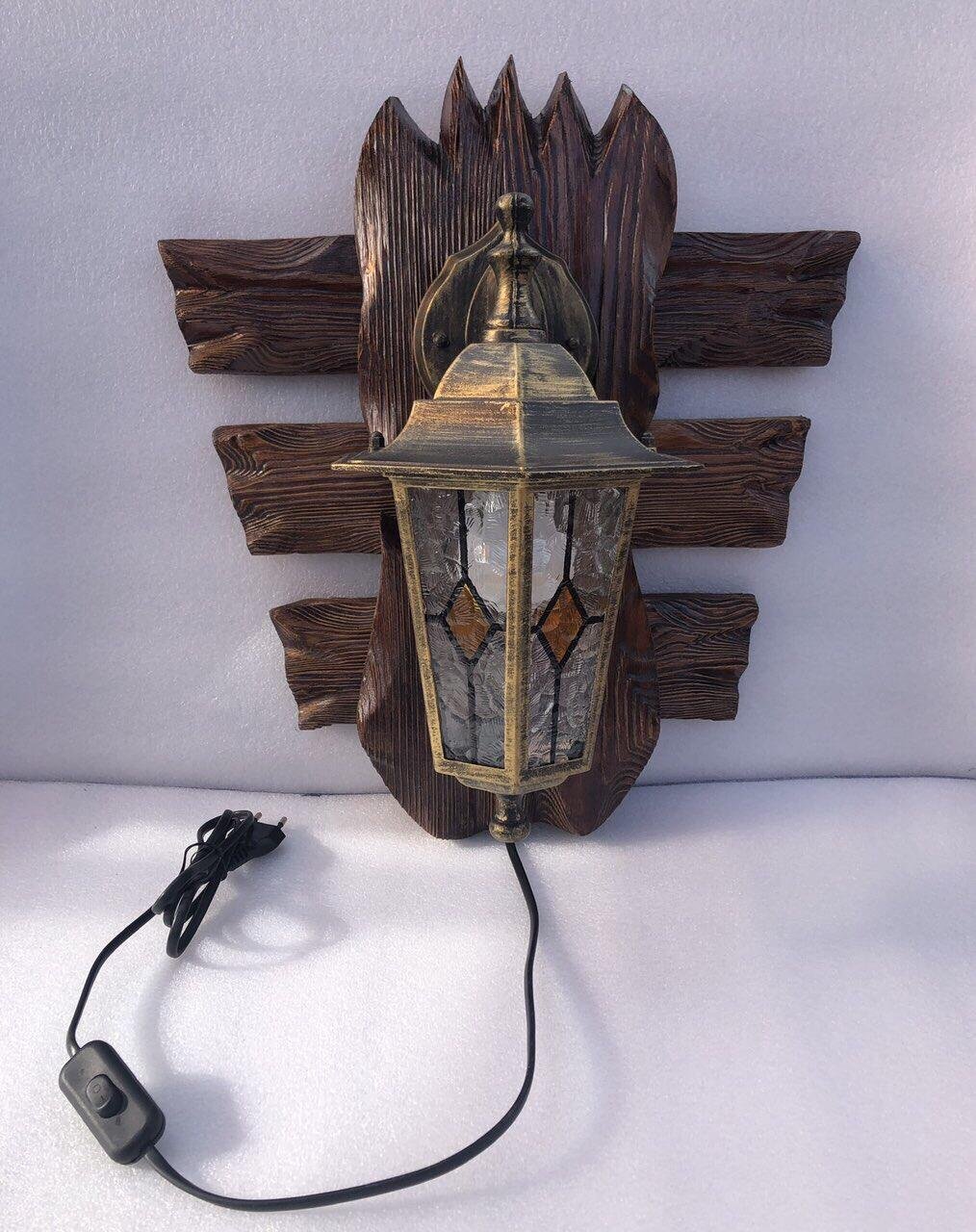 Светильник на деревянной основе