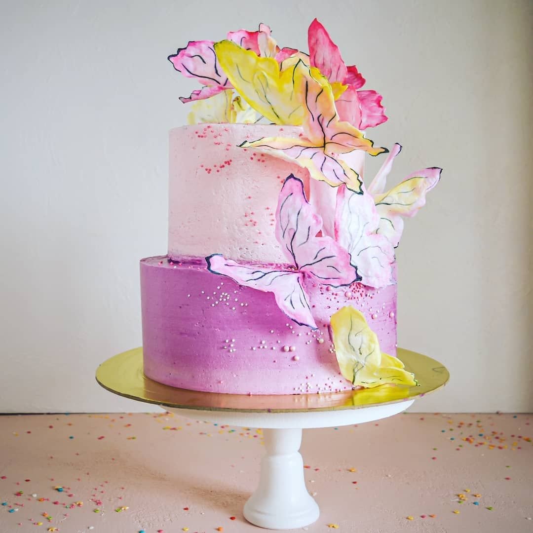 Украшения из вафельной бумаги. Торт «бабочки». Торт с бабочками и цветами. Декор торта с бабочками. Торт с вафельными цветами.