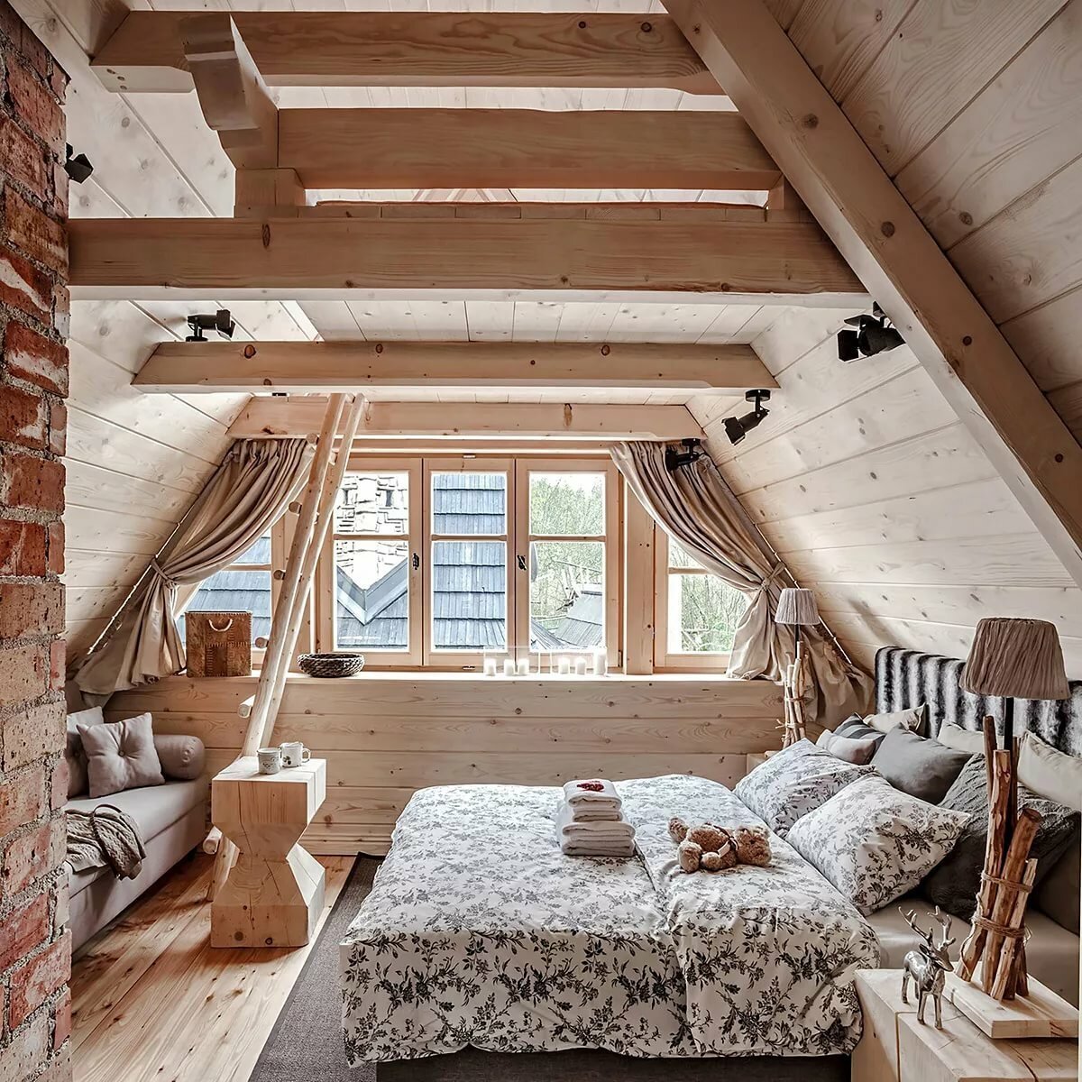 Спальня на мансарде в деревянном доме - 58 фото
