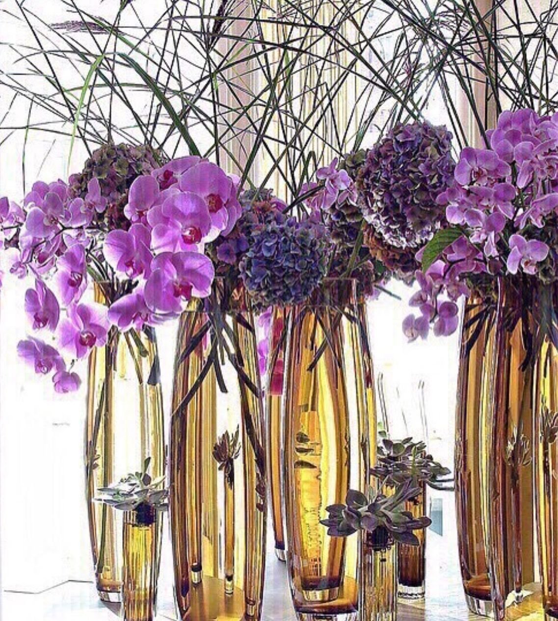 Что кроме цветов можно поставить в вазу. Интерьерные цветочные композиции. Цветы в прозрачной вазе. Композиции в вазах. Декор искусственными цветами.