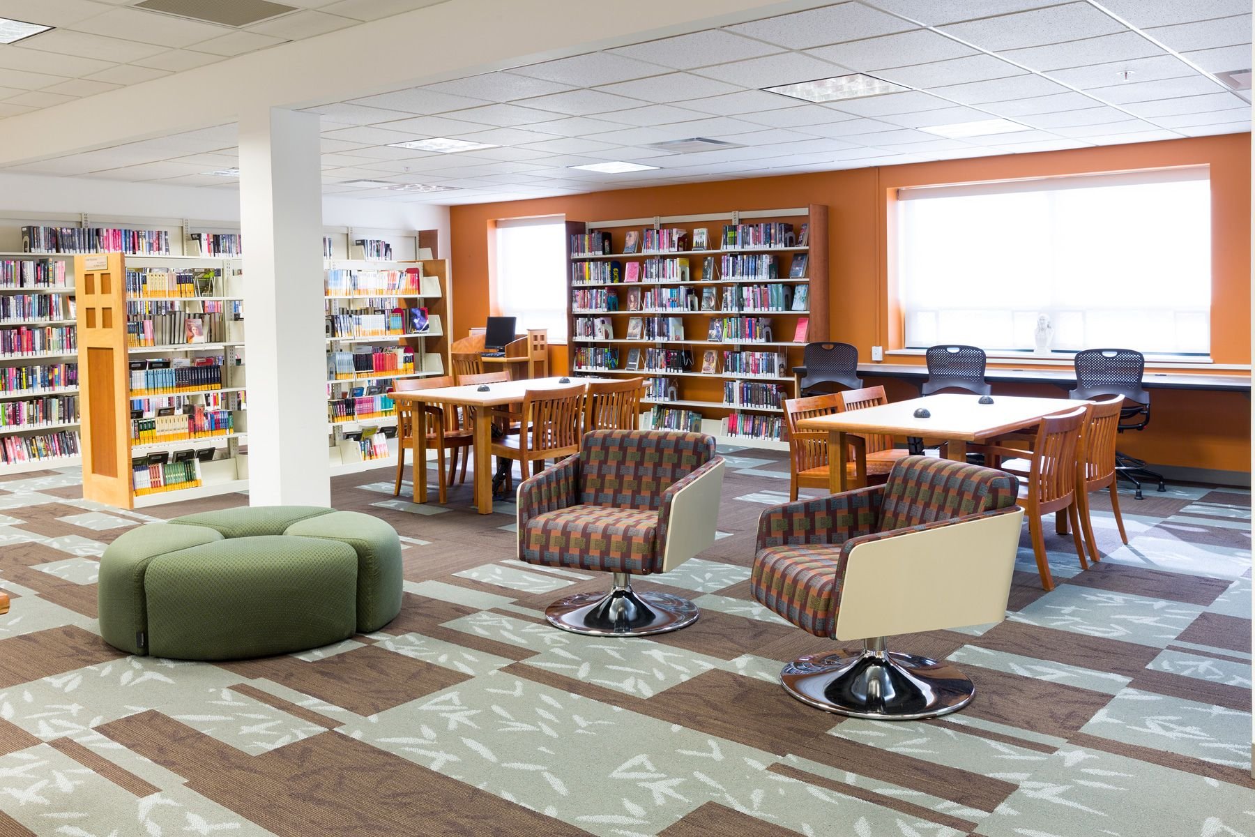 Дизайн библиотеки общественной. Библиотека мебель. Дизайн библиотеки в школе. Дизайн школьной библиотеки в современном стиле. Библиотека лаундж.