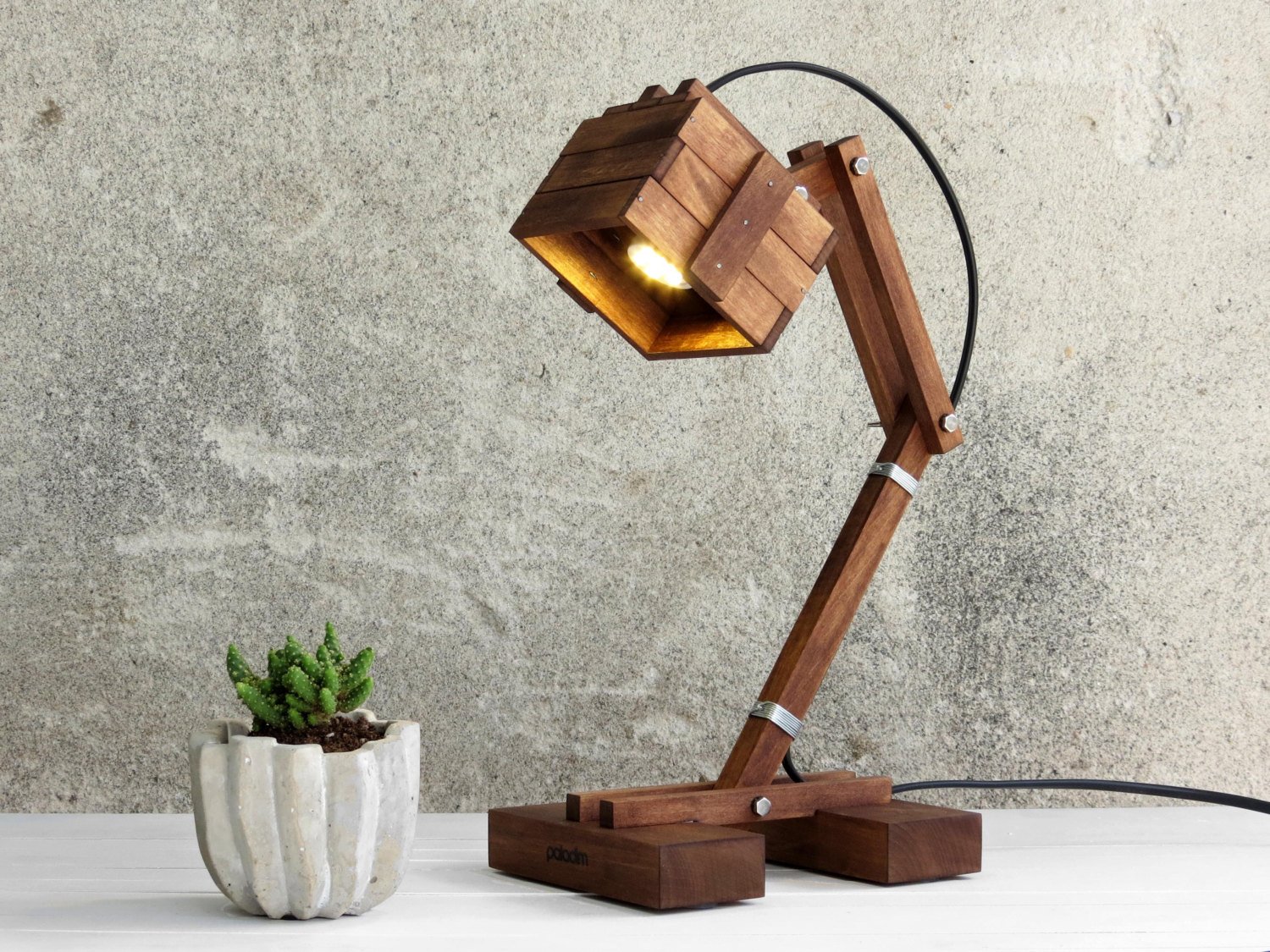 Деревянные настольные светильники. Настольный светильник Wood PUMPTABLE Lamp. Лампа настольная механическая. Светильники из переработанного дерева. Настольная лампа самодельная стильная из дерева.