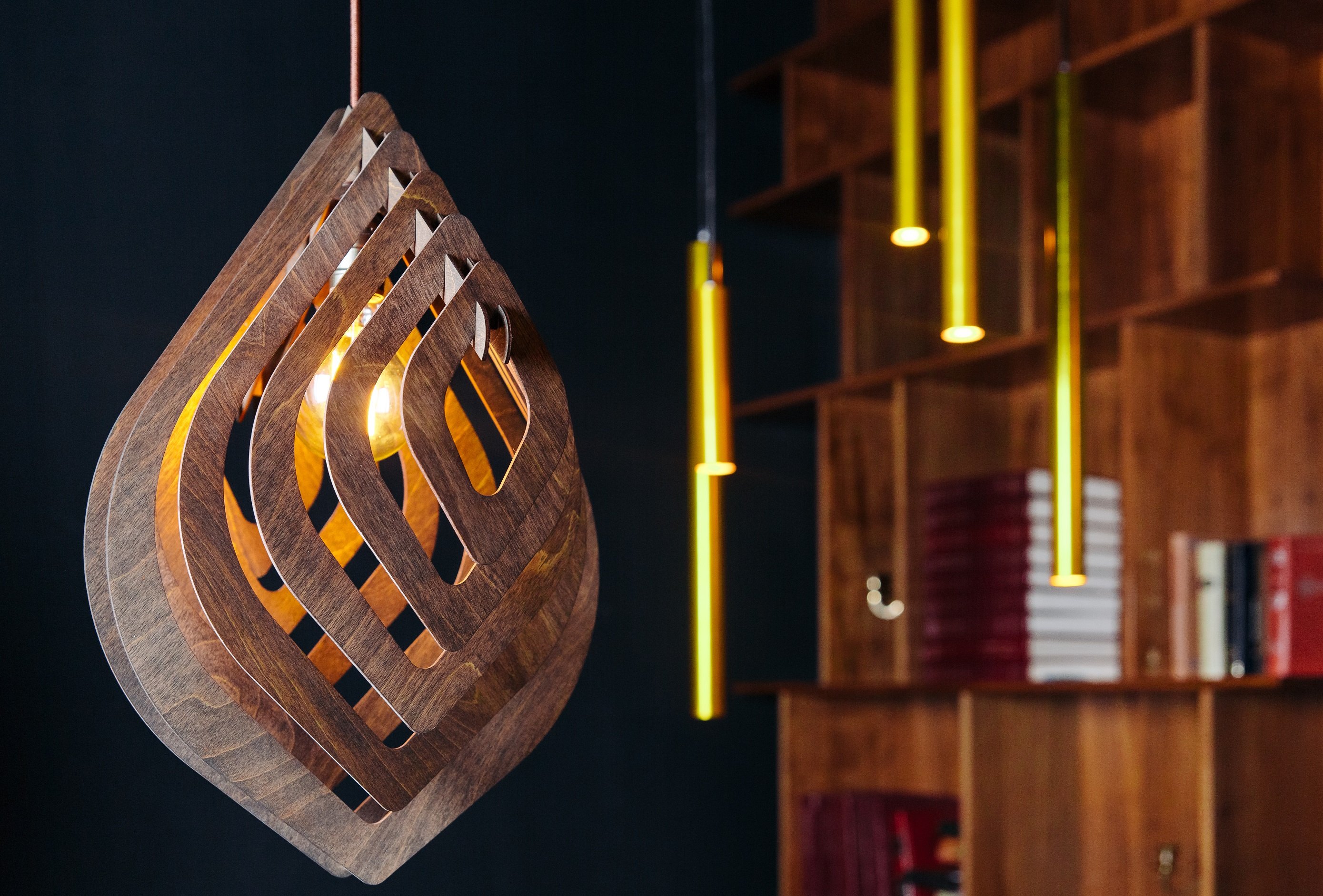 Деревянные светильники. Подвесной светильник lofter Wooden Sphere. Светильник подвесной Woodshire Солу 1840b. Подвесной светильник из дерева to4rooms. Подвесной светильник Woodshire сетри.