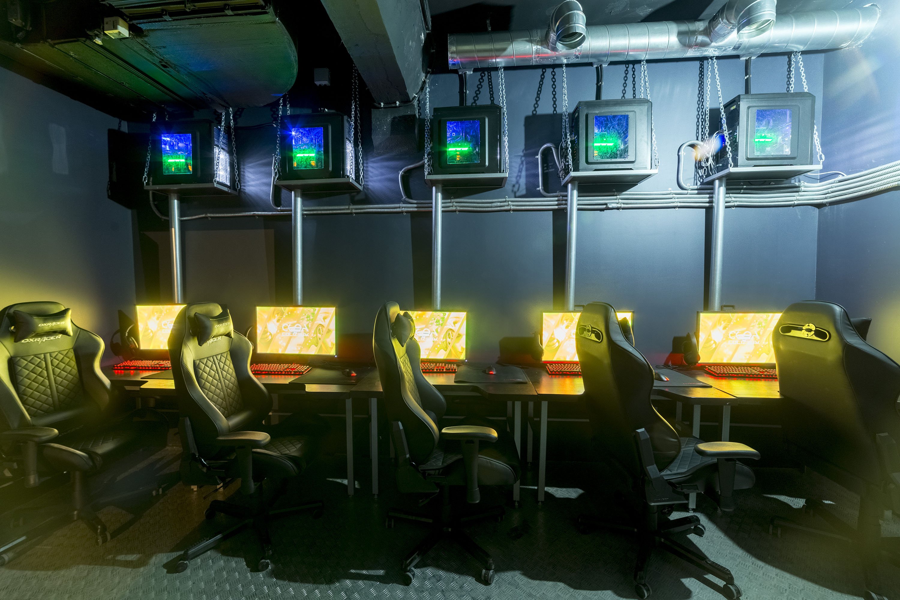 Компьютерный клуб одинцово. Буткемп Колизеум. Игровой компьютерный зал. Дизайн компьютерного клуба. Игровой компьютерный клуб.