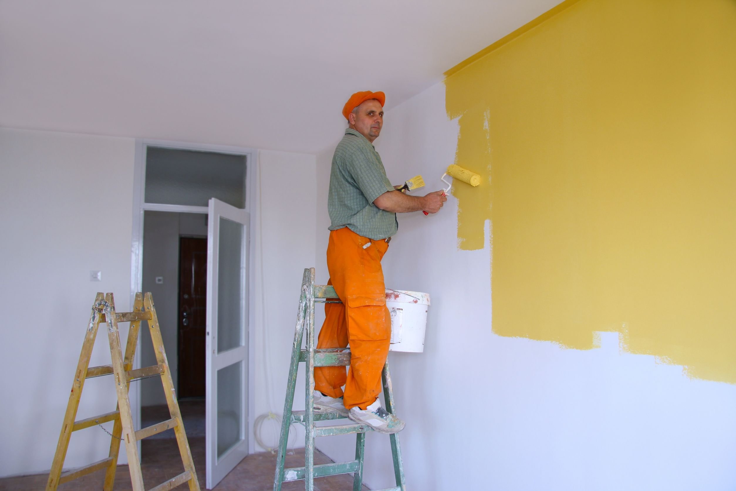 Строительство маляр. Покраска стен. Краска для стен. Отделка стен покраска. Отделка квартир краской.