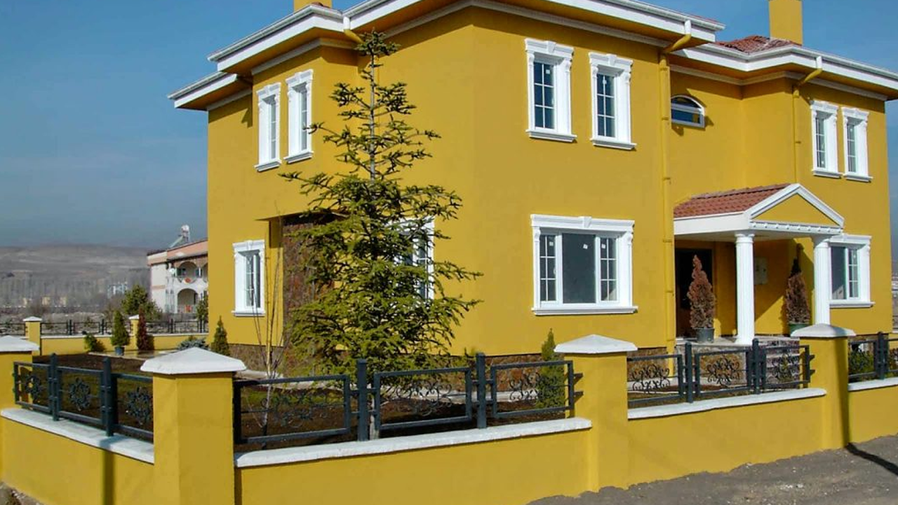 Дом золотого цвета. Желтый фасад. Окраска фасада. Окрашенные фасады домов. Дом желтого цвета.