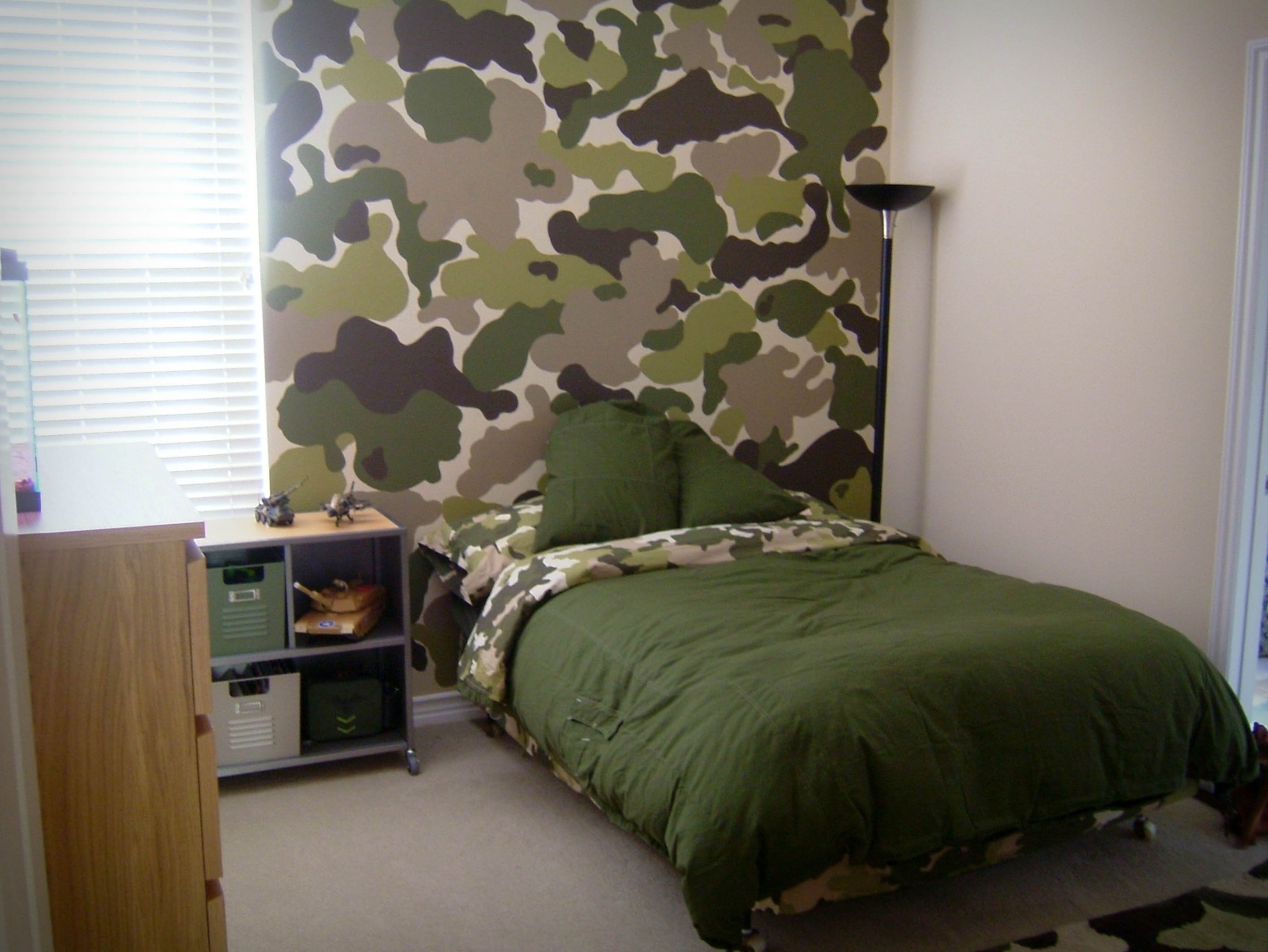 Хаки в интерьере. Комната в стиле милитари. Спальня в стиле милитари. Военная тематика в интерьере. Комната в военном стиле.
