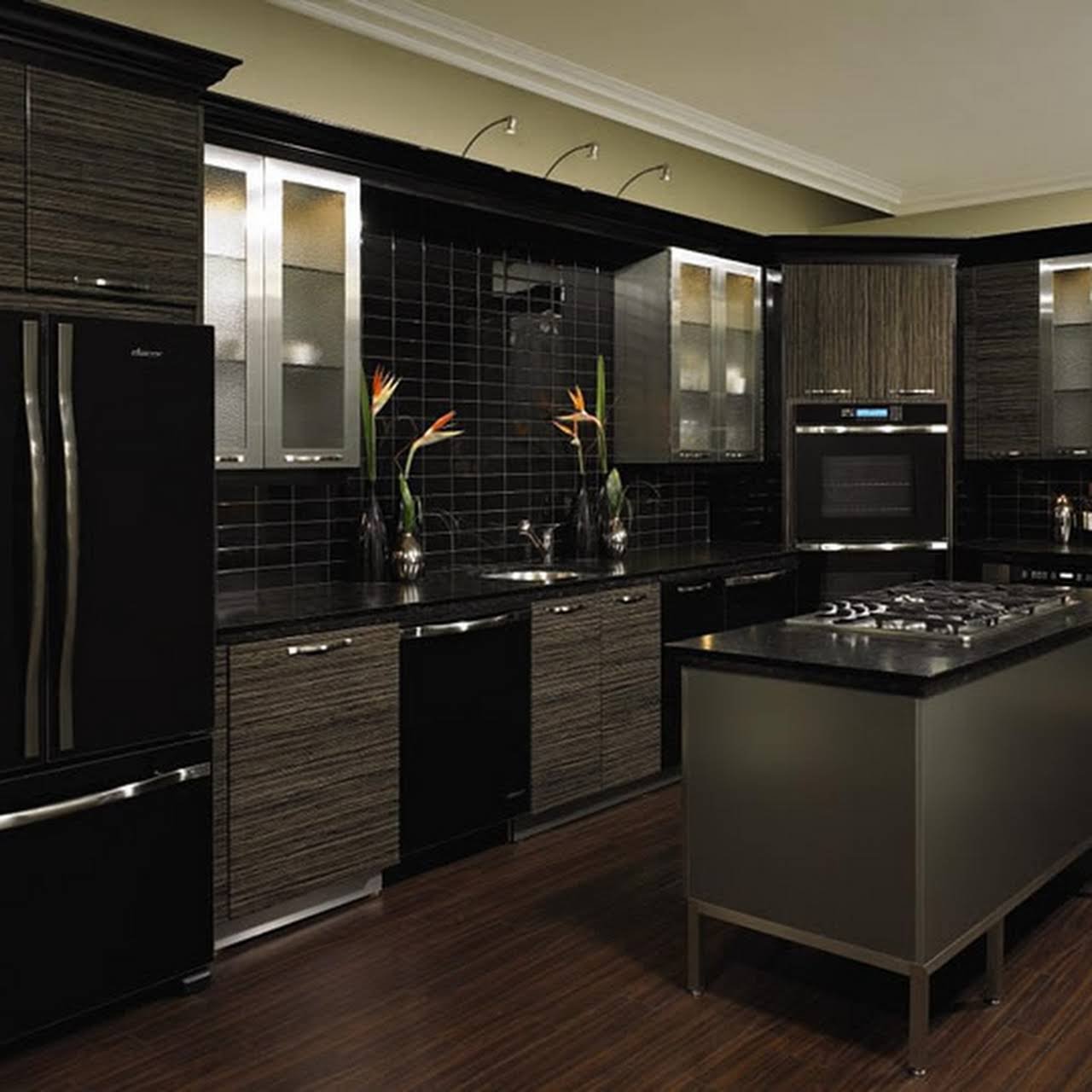 Золотая черная кухня. Черные кухни. Кухонный гарнитур в темных тонах. Темная кухня в интерьере. Черный кухонный гарнитур.